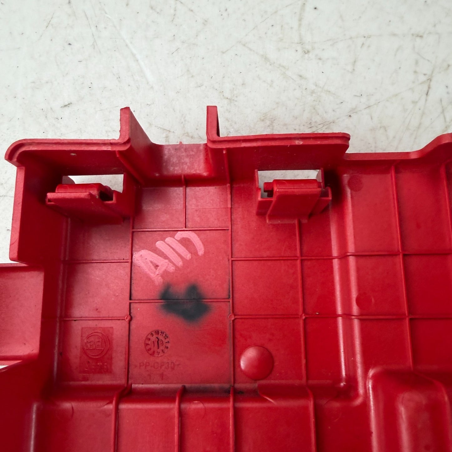 2017-2020 MASERATI LEVANTE BATTERY POSITIVE TERMINAL JUNCTION FUSE BOX COVER OEM