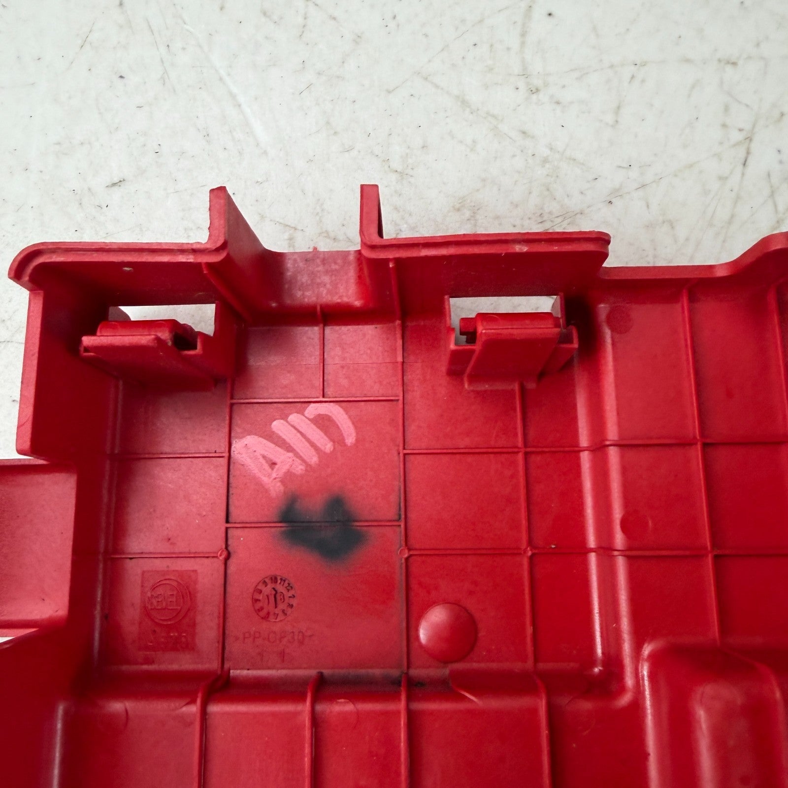 2017-2020 MASERATI LEVANTE BATTERY POSITIVE TERMINAL JUNCTION FUSE BOX COVER OEM
