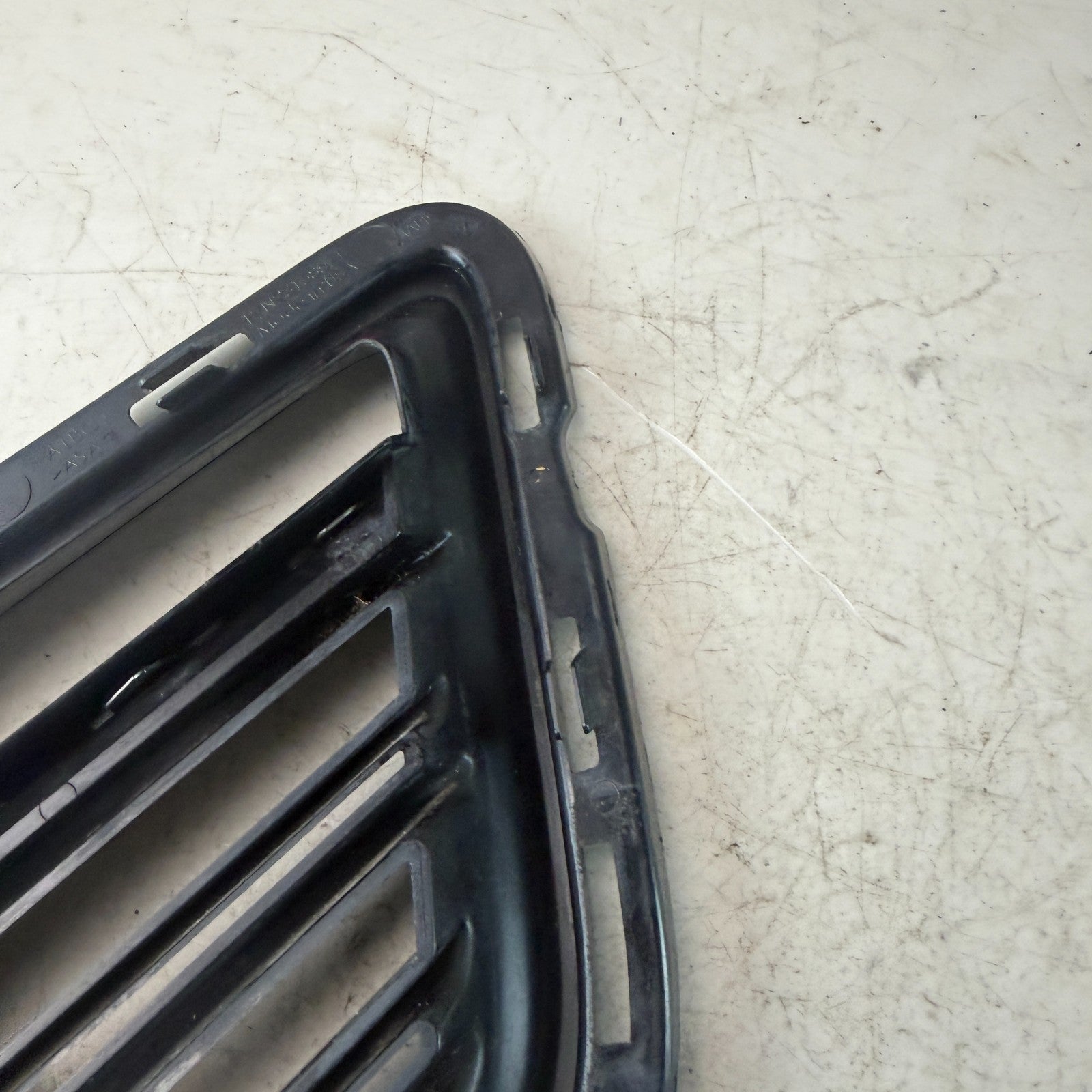 2016-2018 CHEVY CAMARO FRONT LEFT SIDE BUMPER FOG LIGHT BEZEL COVER 23158571 OEM