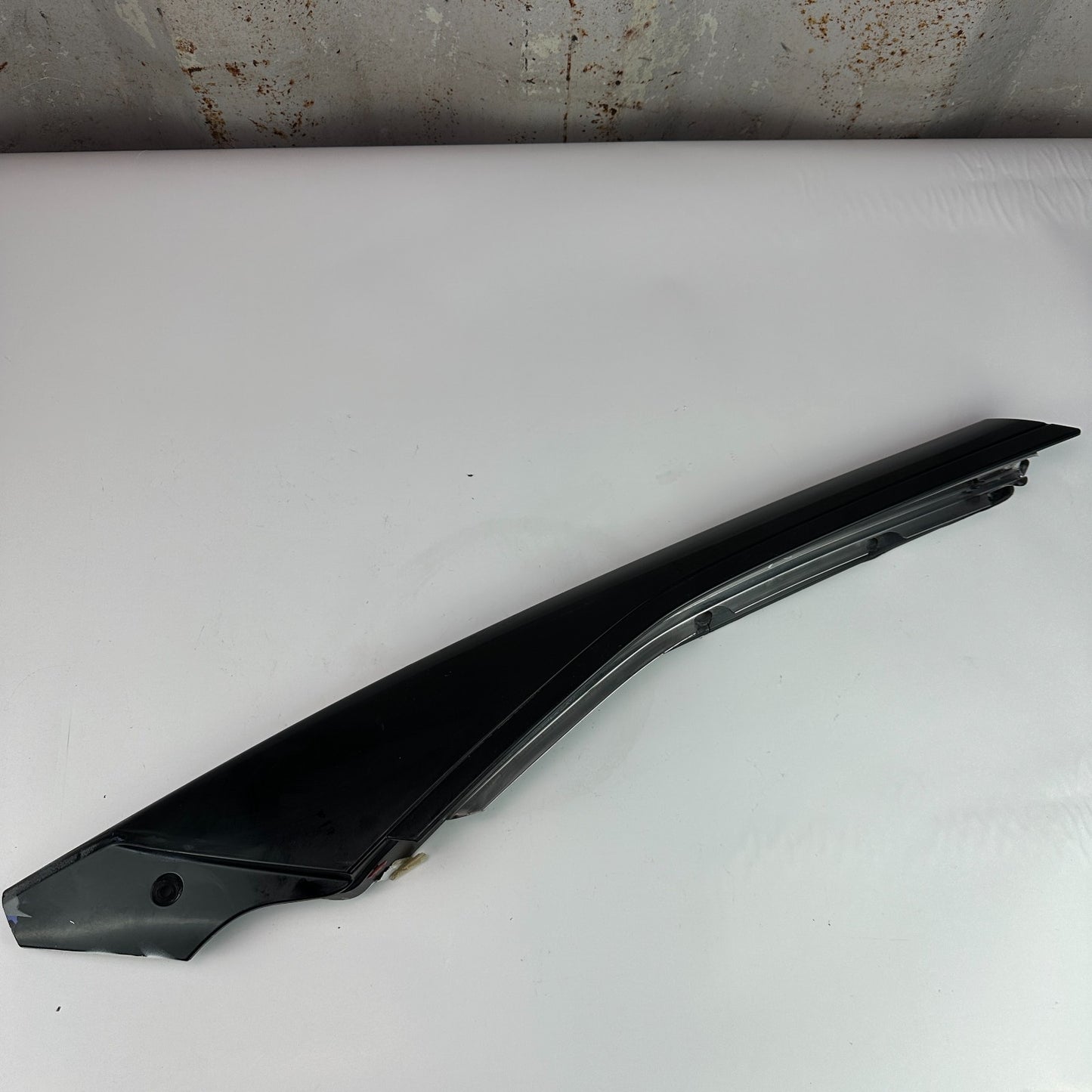 2005-2013 CHEVROLET CORVETTE C6 FRONT LEFT SIDE DOOR WINDOW A-PILLAR MOLDING OEM