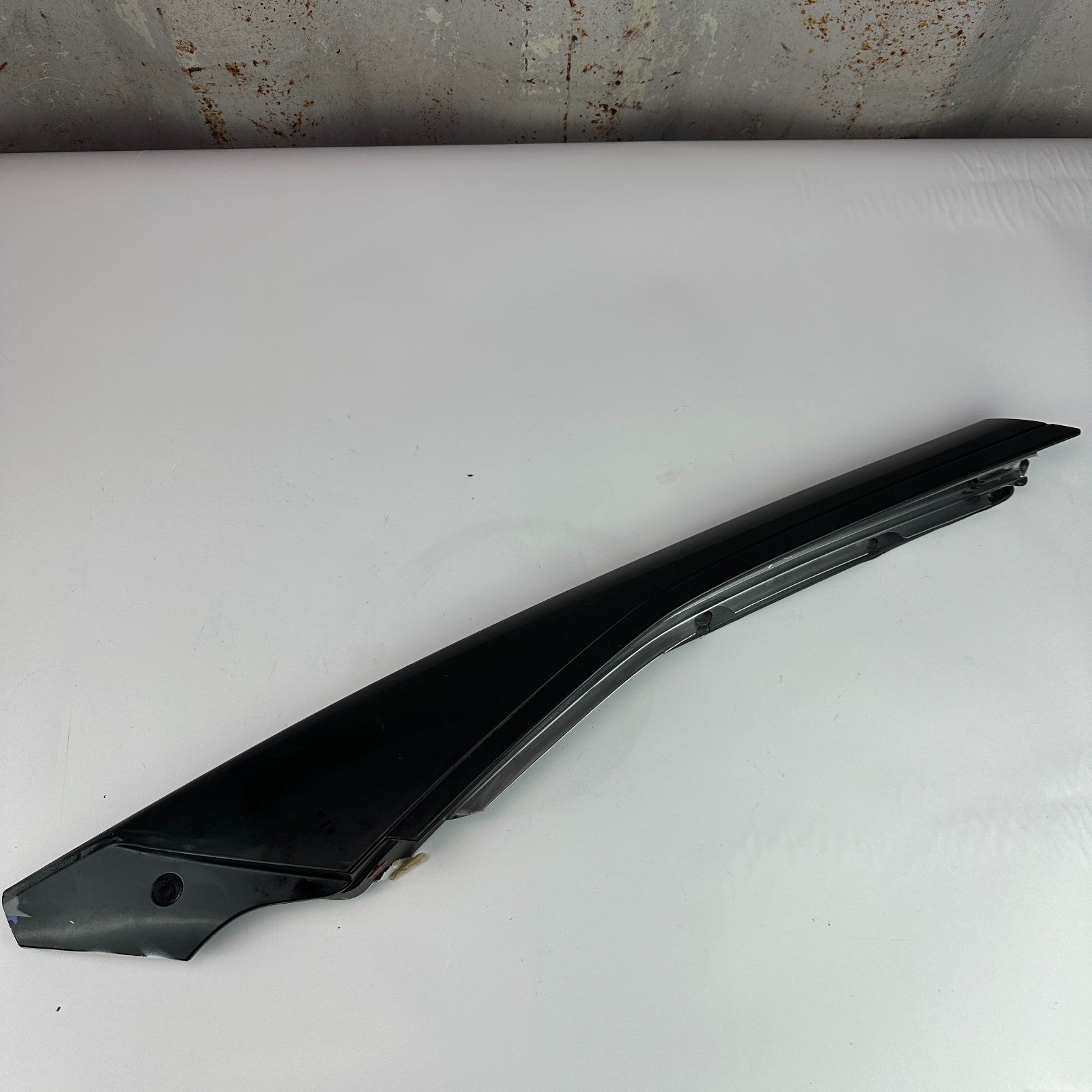 2005-2013 CHEVROLET CORVETTE C6 FRONT LEFT SIDE DOOR WINDOW A-PILLAR MOLDING OEM
