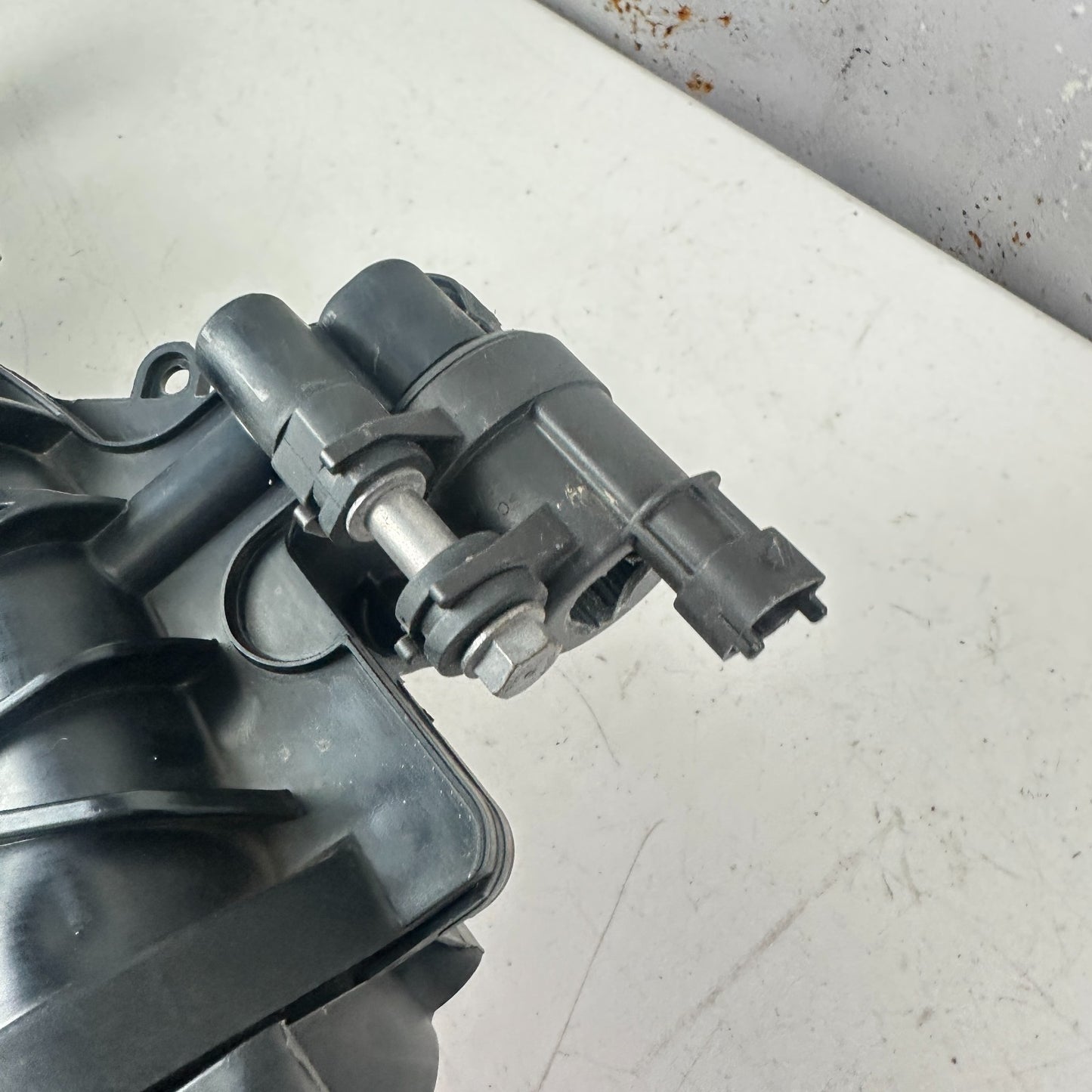 2013-2019 CADILLAC XTS UPPER ENGINE MOTOR INTAKE MANIFOLD THROTTLE 12634616 OEM