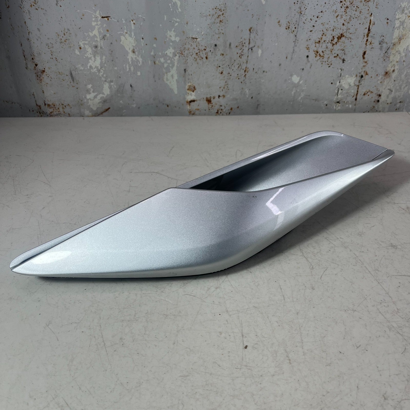 14-19 CHEVROLET CORVETTE C7 LEFT SIDE QAURTER PANEL SCOOP VENT BEZEL 23126296