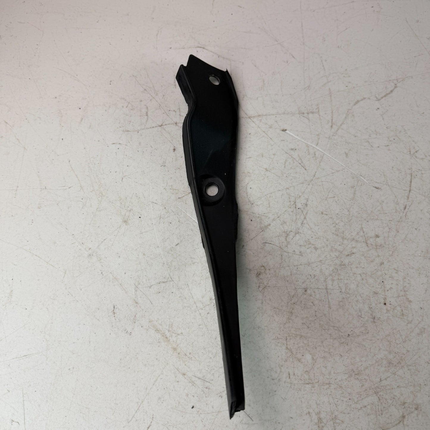 2017-20 MASERATI LEVANTE FRONT WINDSHIELD WINDSCREEN MOLDING TRIM 670040328 OEM