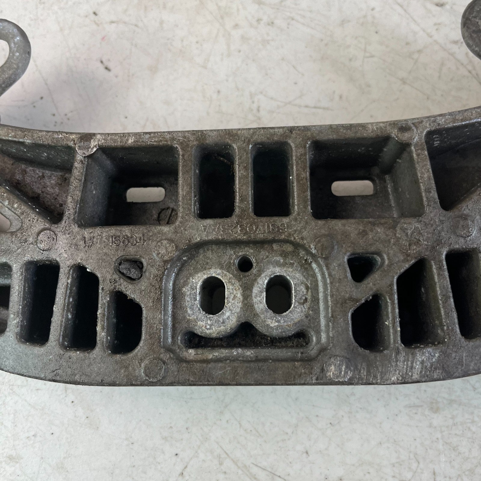 2015-2023 DODGE CHALLENGER TRANSMISSION CROSSMEMBER MOUNT BRACKET 68170323AA OEM