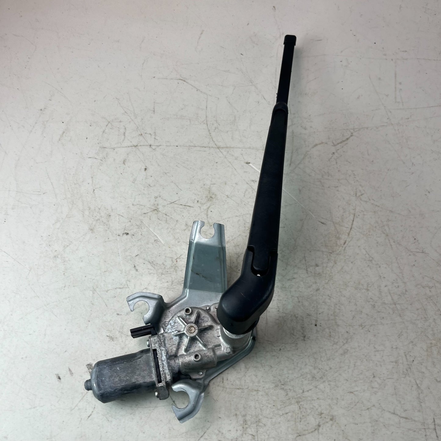 2017 - 2020 MASERATI LEVANTE REAR TAILGATE LIFTGATE BACK DOOR WIPER MOTOR OEM