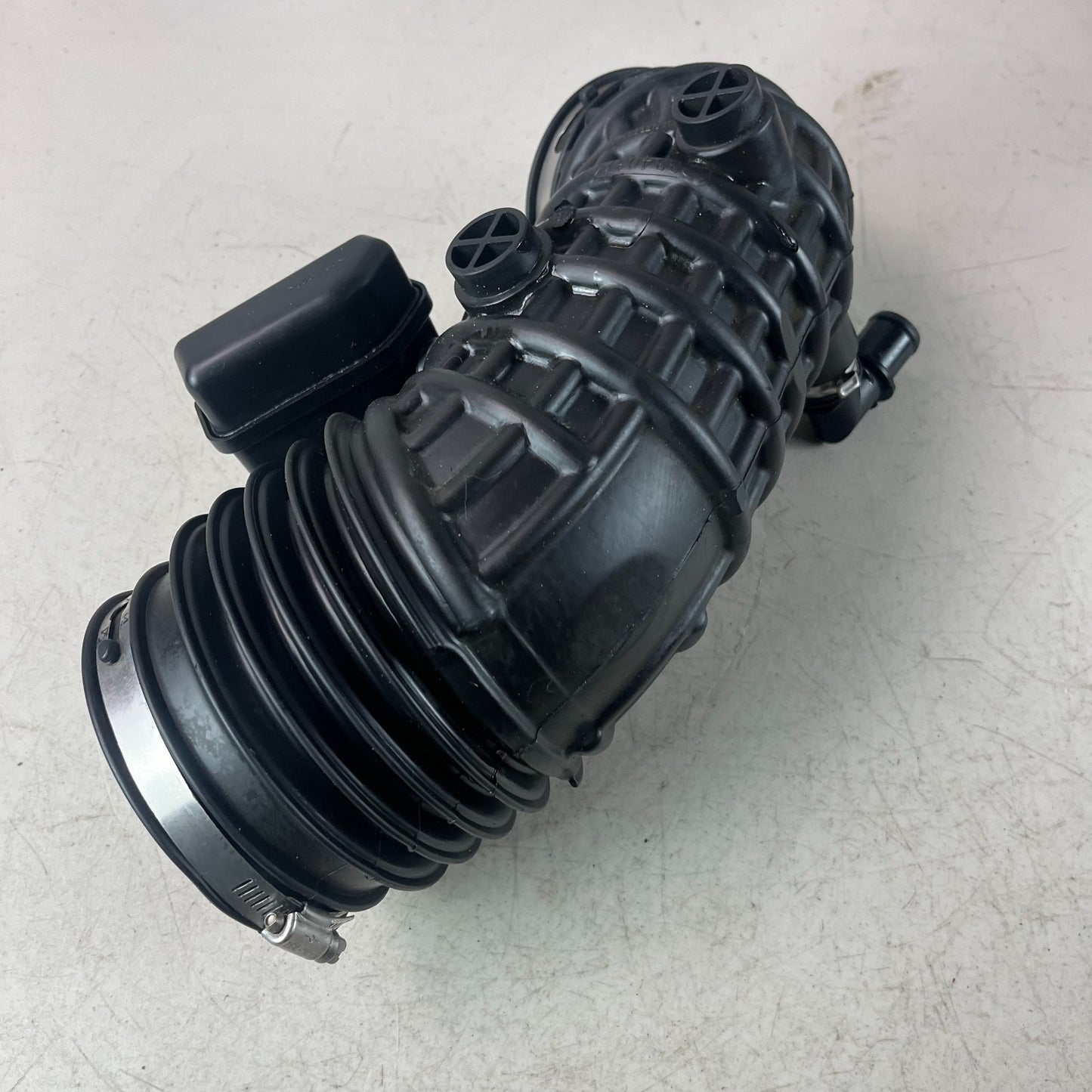 2016-2024 CHEVROLET CAMARO ENGINE AIR INTAKE CLEANER DUCT HOSE TUBE 23340374 OEM