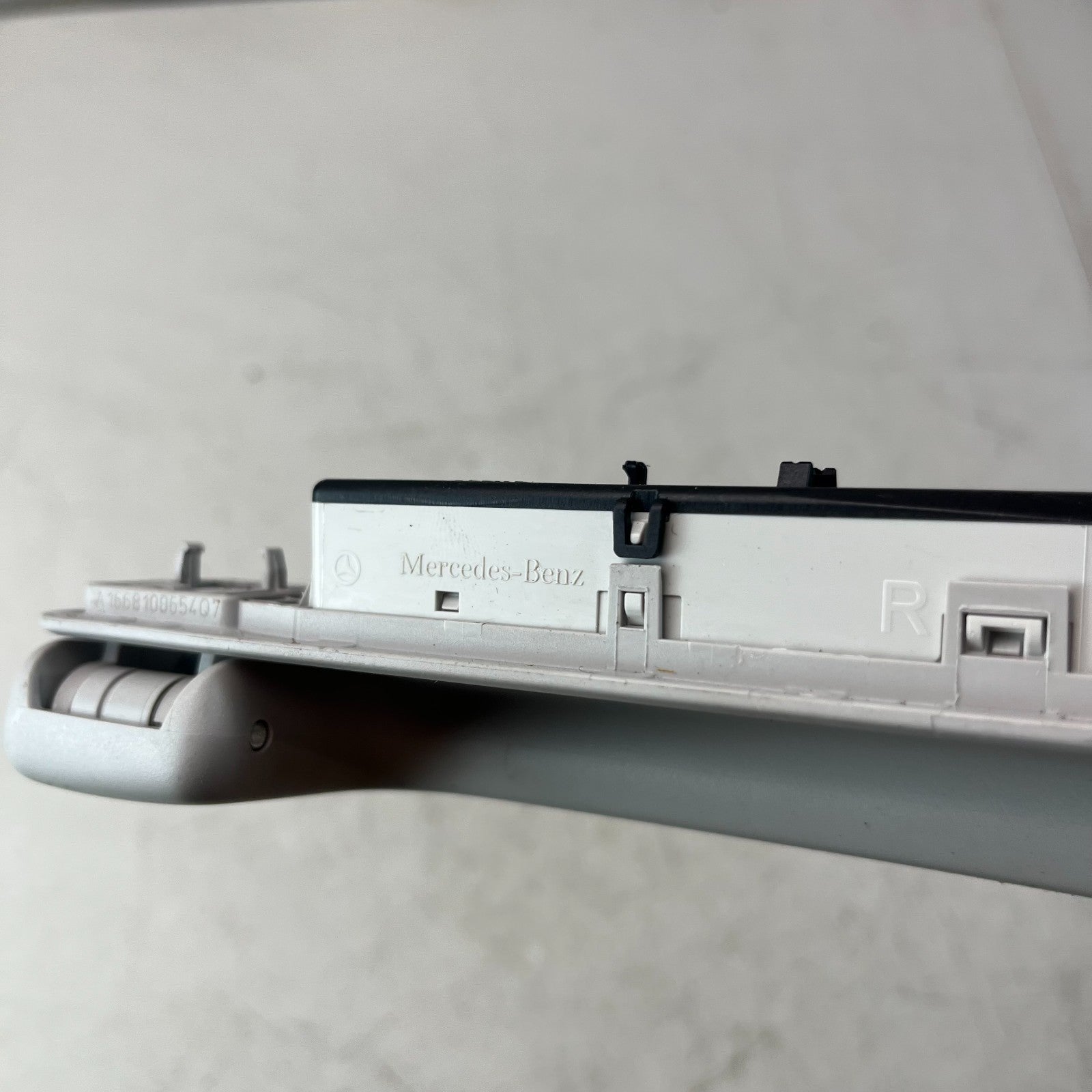 2015-2021 MERCEDES C300 REAR RIGHT SIDE INTERIOR ROOF GRAB HANDLE A1668100654