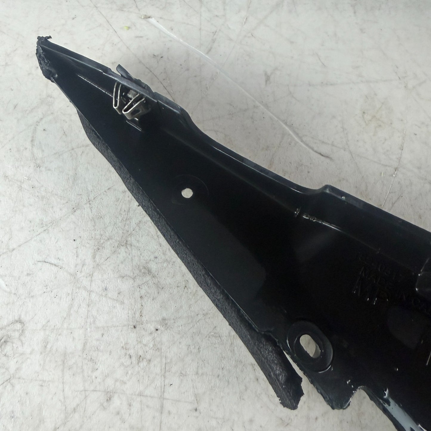 2005-2013 CHEVROLET CORVETTE RIGHT SIDE A PILLAR TRIM COVER BRACKET 15240517 OEM