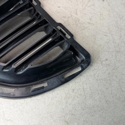 2016-2018 CHEVY CAMARO FRONT RIGHT SIDE BUMPER FOG LIGHT BEZEL COVER 84278551