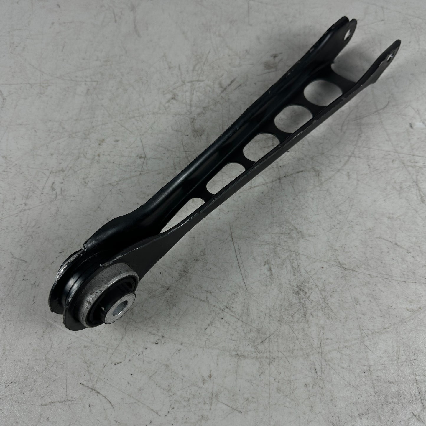 2016-24 CHEVROLET CAMARO REAR RIGHT SIDE LOWER TRAILING CONTROL ARM 2341509 OEM