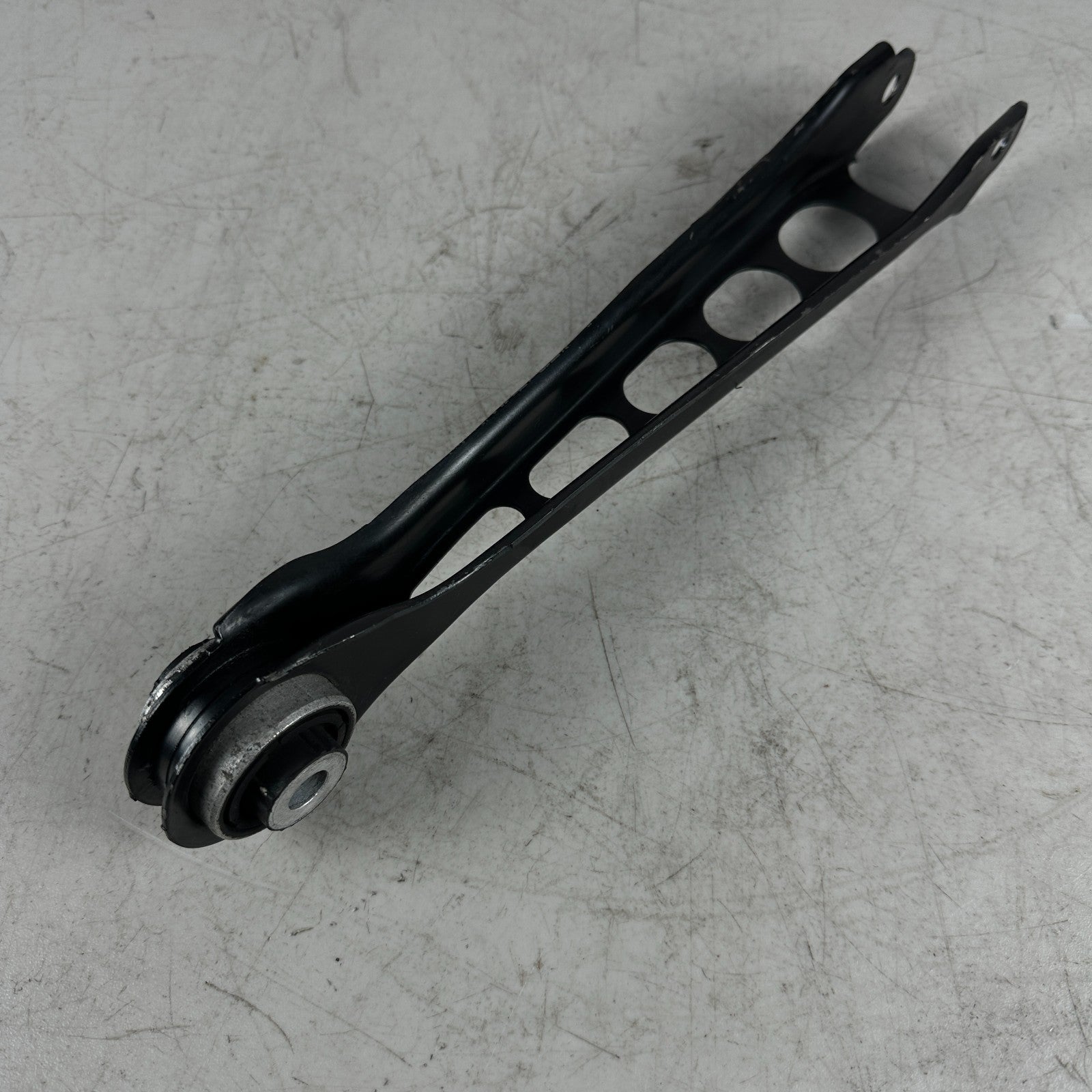 2016-24 CHEVROLET CAMARO REAR RIGHT SIDE LOWER TRAILING CONTROL ARM 2341509 OEM