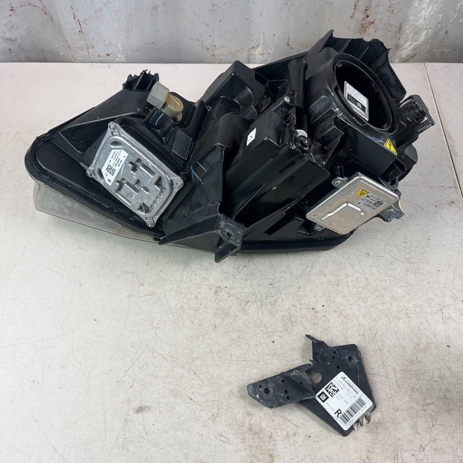 2016-2024 CHEVY CAMARO FRONT RIGHT PASSENGER HEADLIGHT HEADLAMP *TABS BROKEN OEM