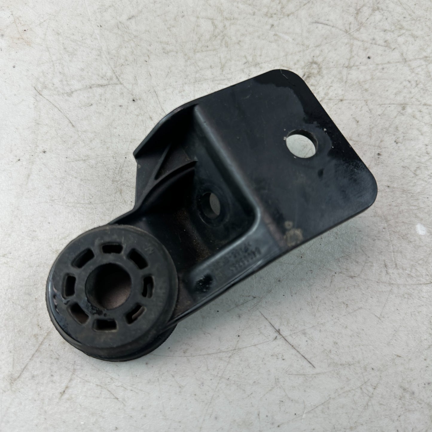2016-2024 CHEVY CAMARO FRONT RIGHT PASSENGER RADIATOR UPPER BRACKET 84009865 OEM
