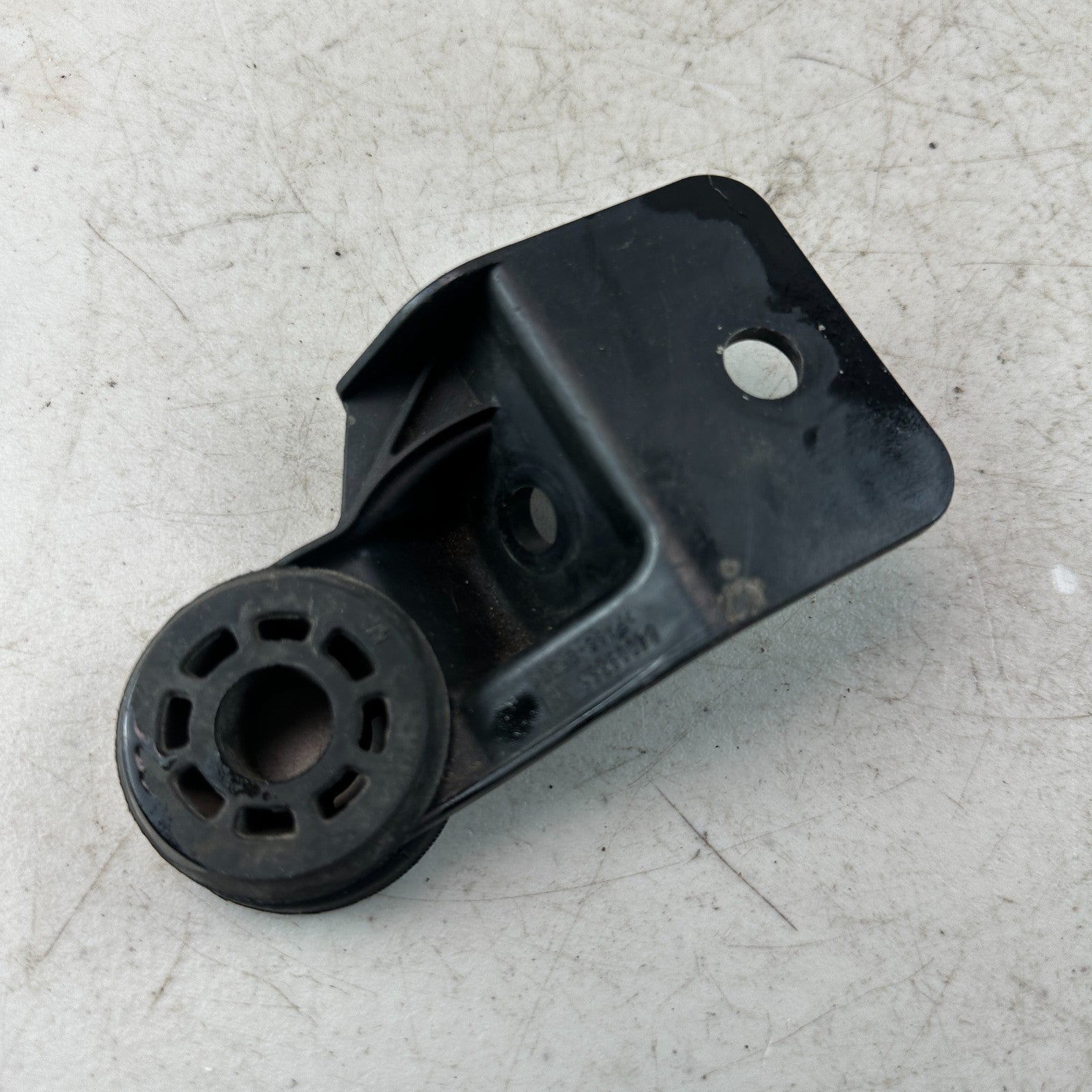 2016-2024 CHEVY CAMARO FRONT RIGHT PASSENGER RADIATOR UPPER BRACKET 84009865 OEM