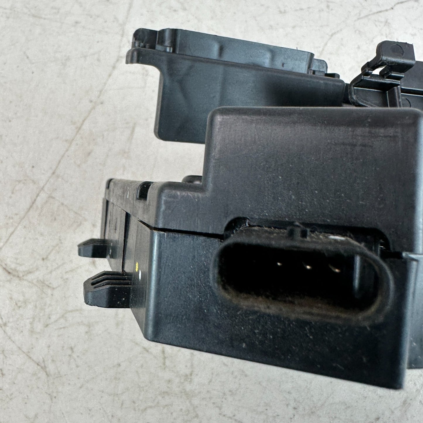 2015-2021 MERCEDES W205 C300 POWER DISTRIBUTION FUSE BOX JUNCTION BLOCK OEM
