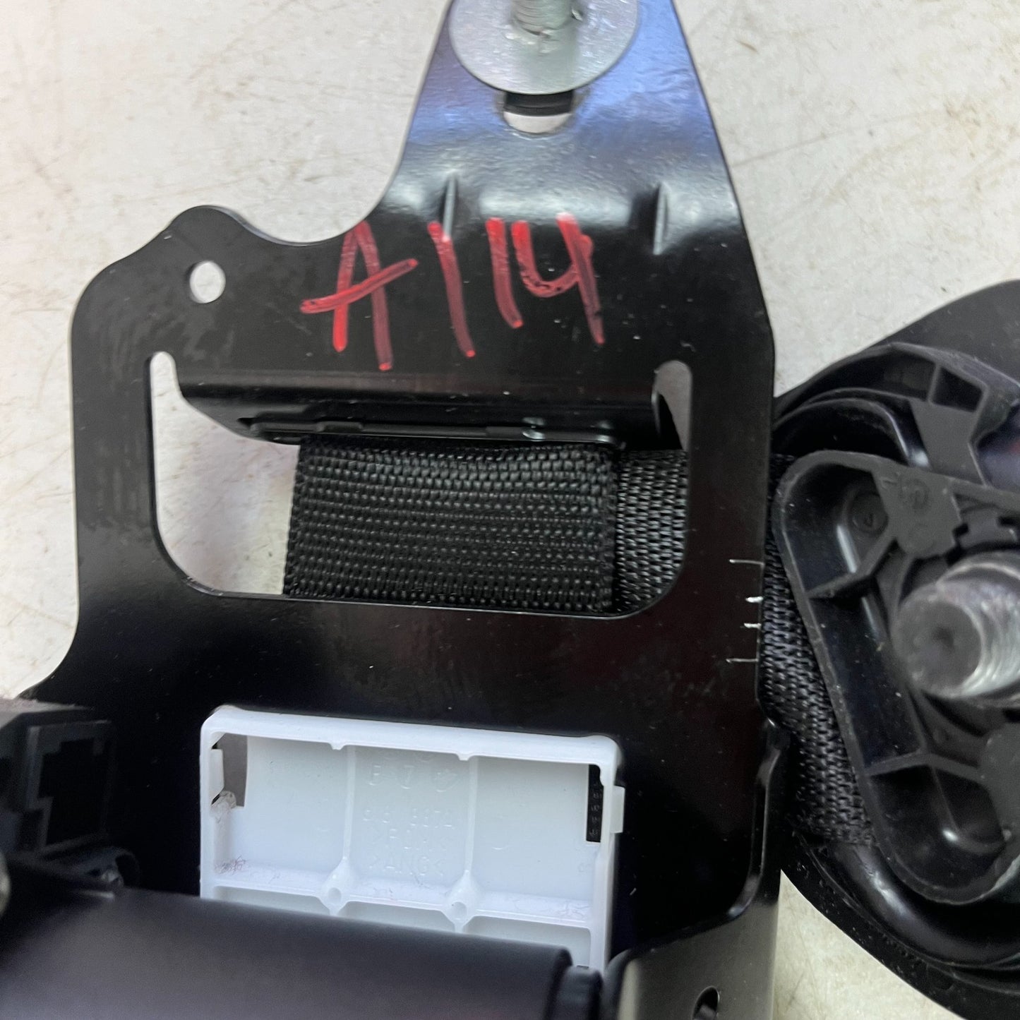2015-2021 MERCEDES C300 FRONT LEFT SEATBELT SEAT BELT RETRACTOR BLACK 639811800B