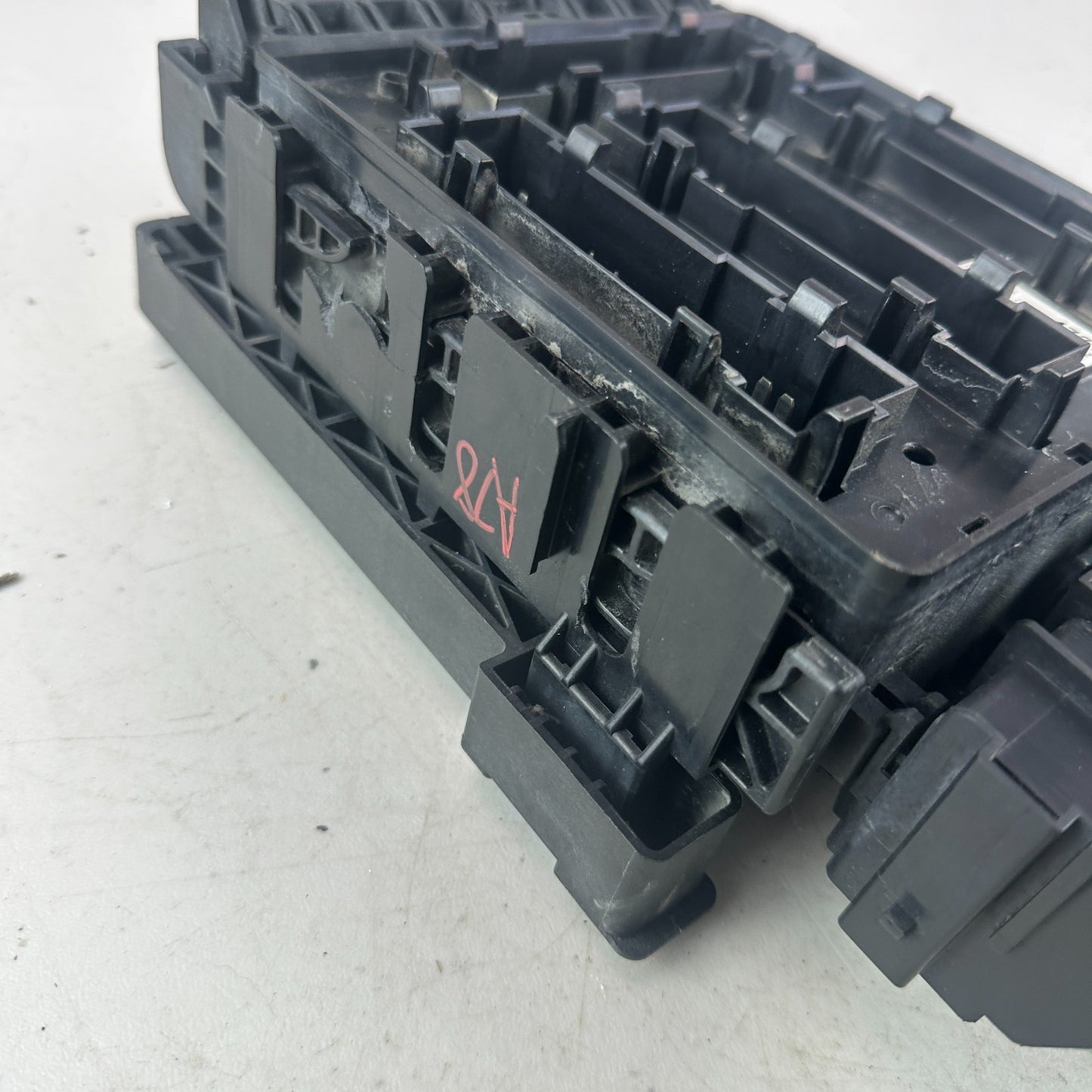 2018 CHEVROLET CAMARO ENGINE COMPARTMENT FUSE BOX RELAY BLOCK 84044721 OEM