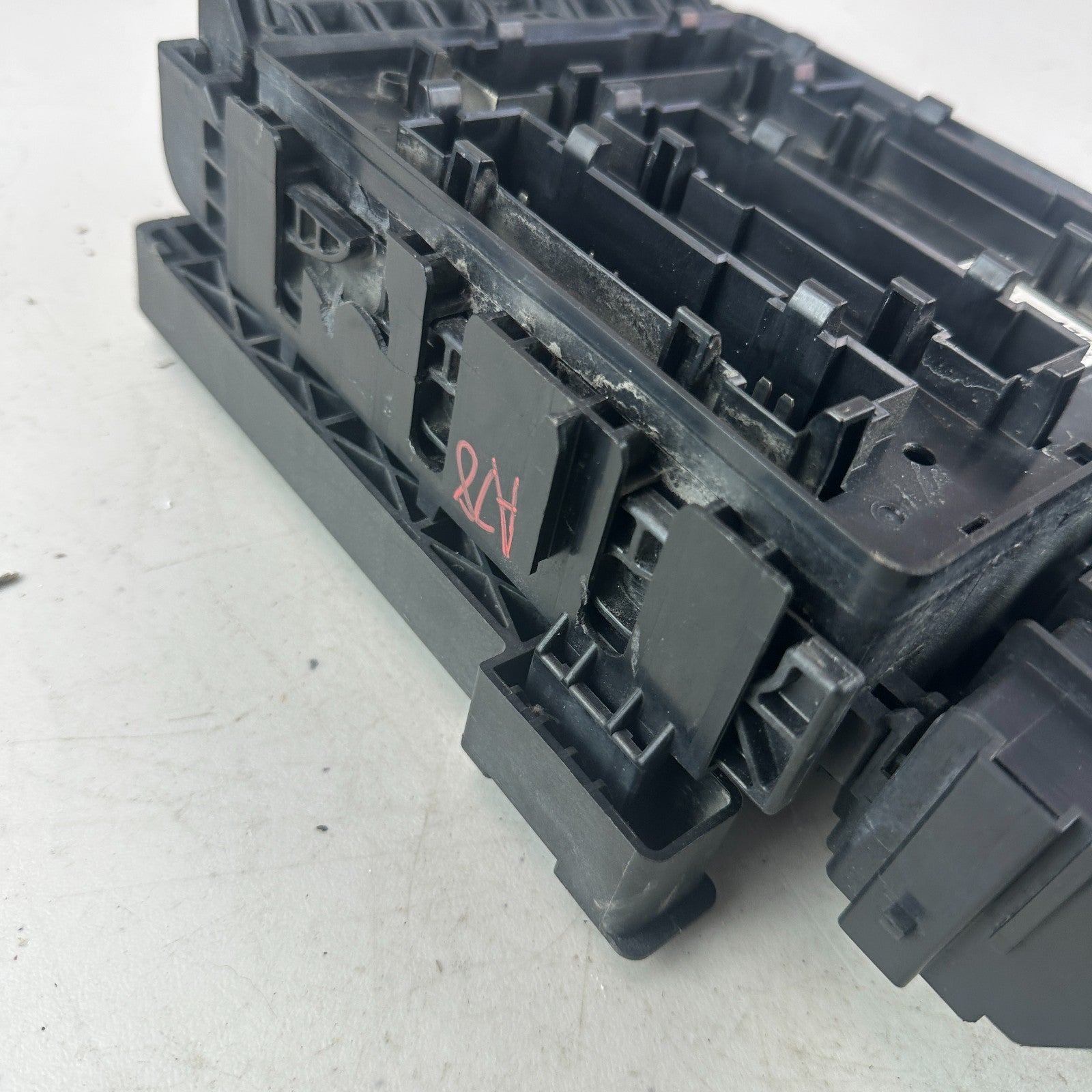 2018 CHEVROLET CAMARO ENGINE COMPARTMENT FUSE BOX RELAY BLOCK 84044721 OEM