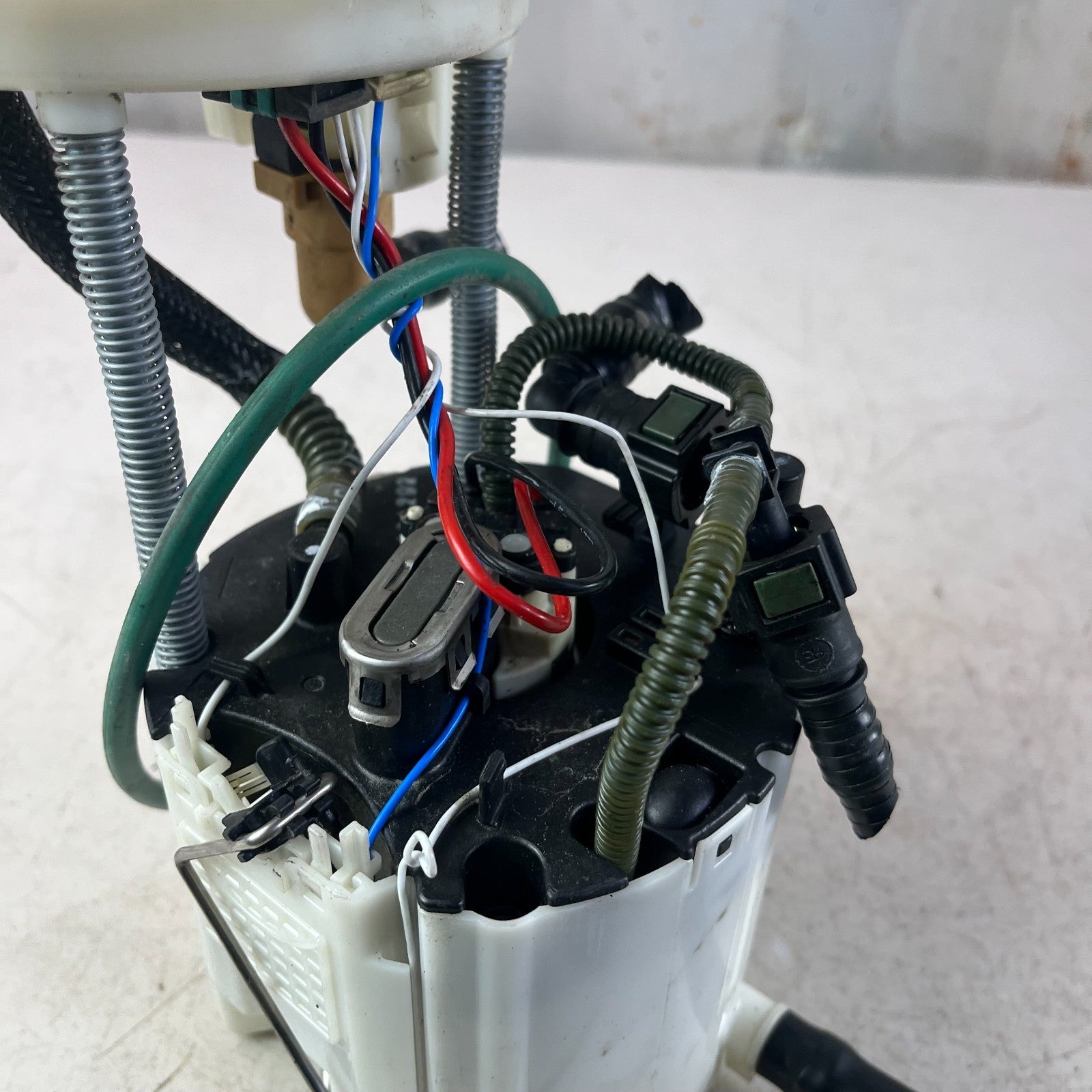 2016-2024 CHEVROLET CAMARO ENGINE FUEL GAS TANK PUMP SENDNG UNIT 84244660 OEM