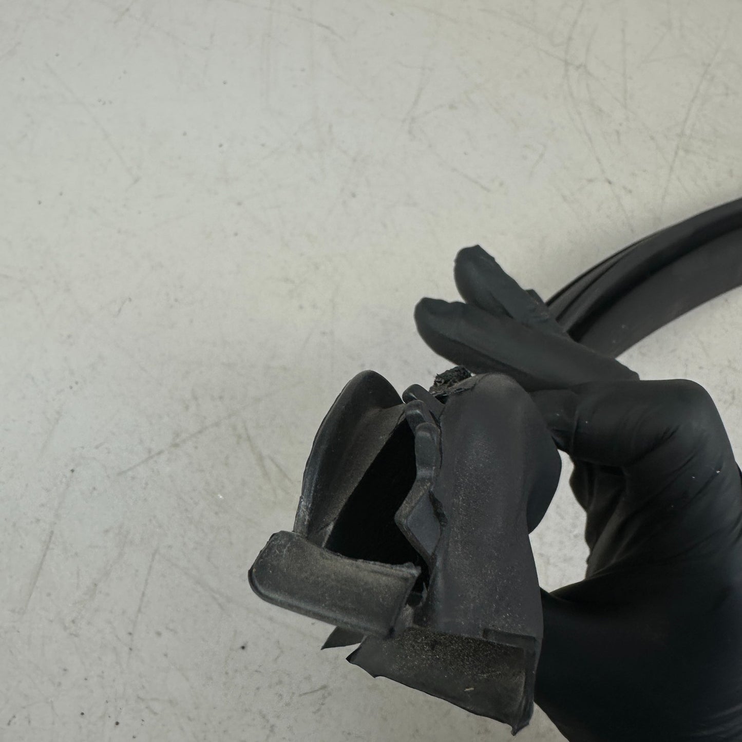 2014-2019 CHEVROLET CORVETTE C7 FRONT WINDSHIELD WEATHER STRIP RUBBER BLACK OEM
