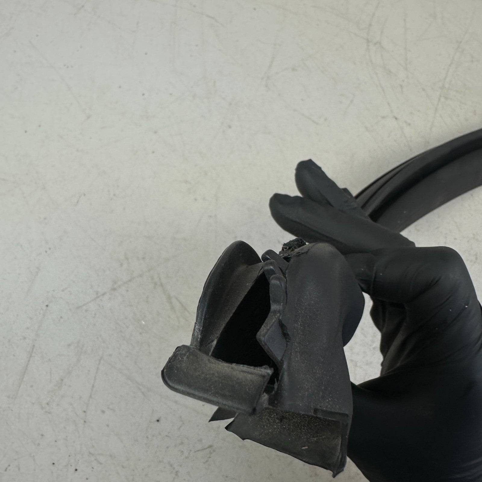 2014-2019 CHEVROLET CORVETTE C7 FRONT WINDSHIELD WEATHER STRIP RUBBER BLACK OEM