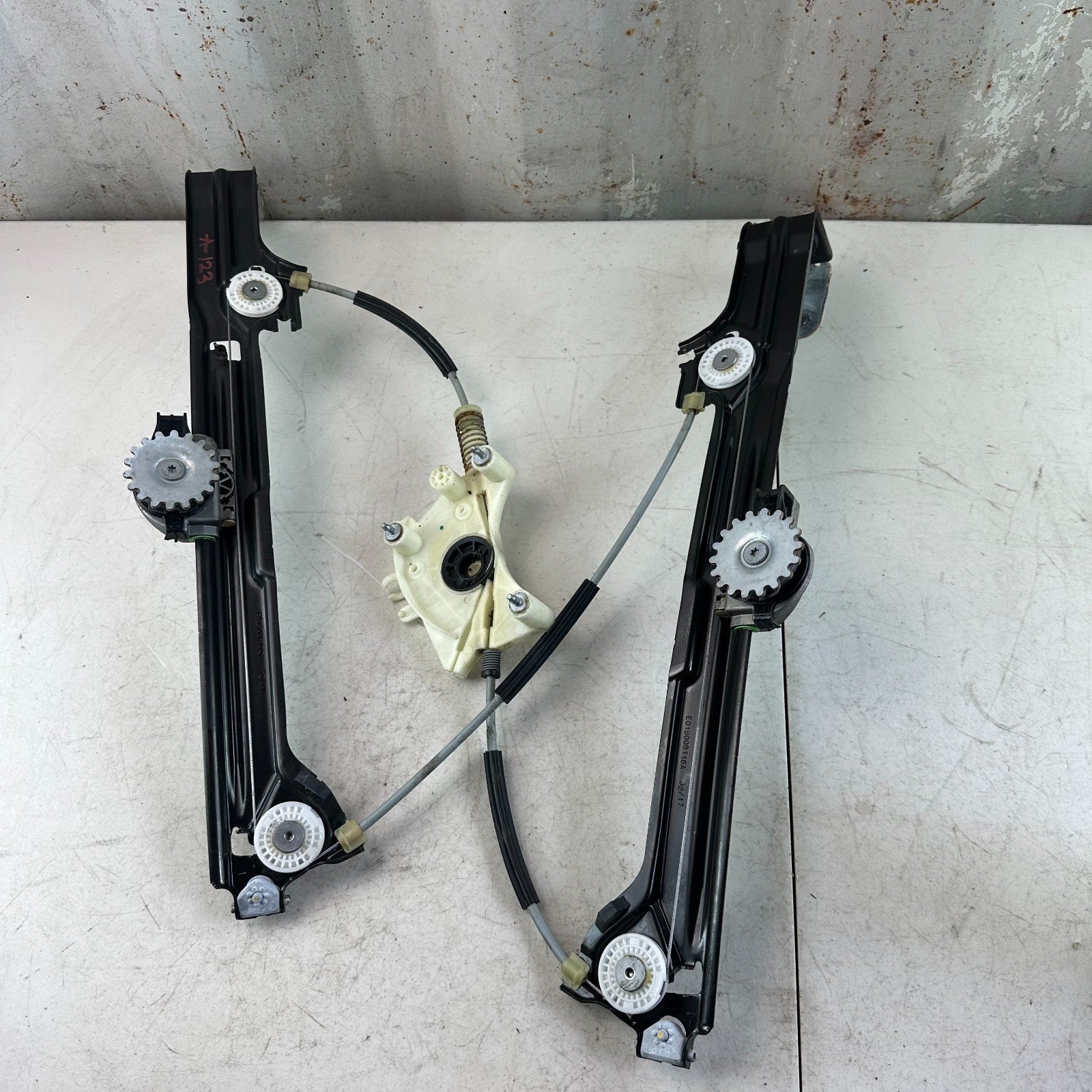 2017-2024 MASERATI LEVANTE REAR RIGHT PASSENGER DOOR WINDOW REGULATOR 670104205