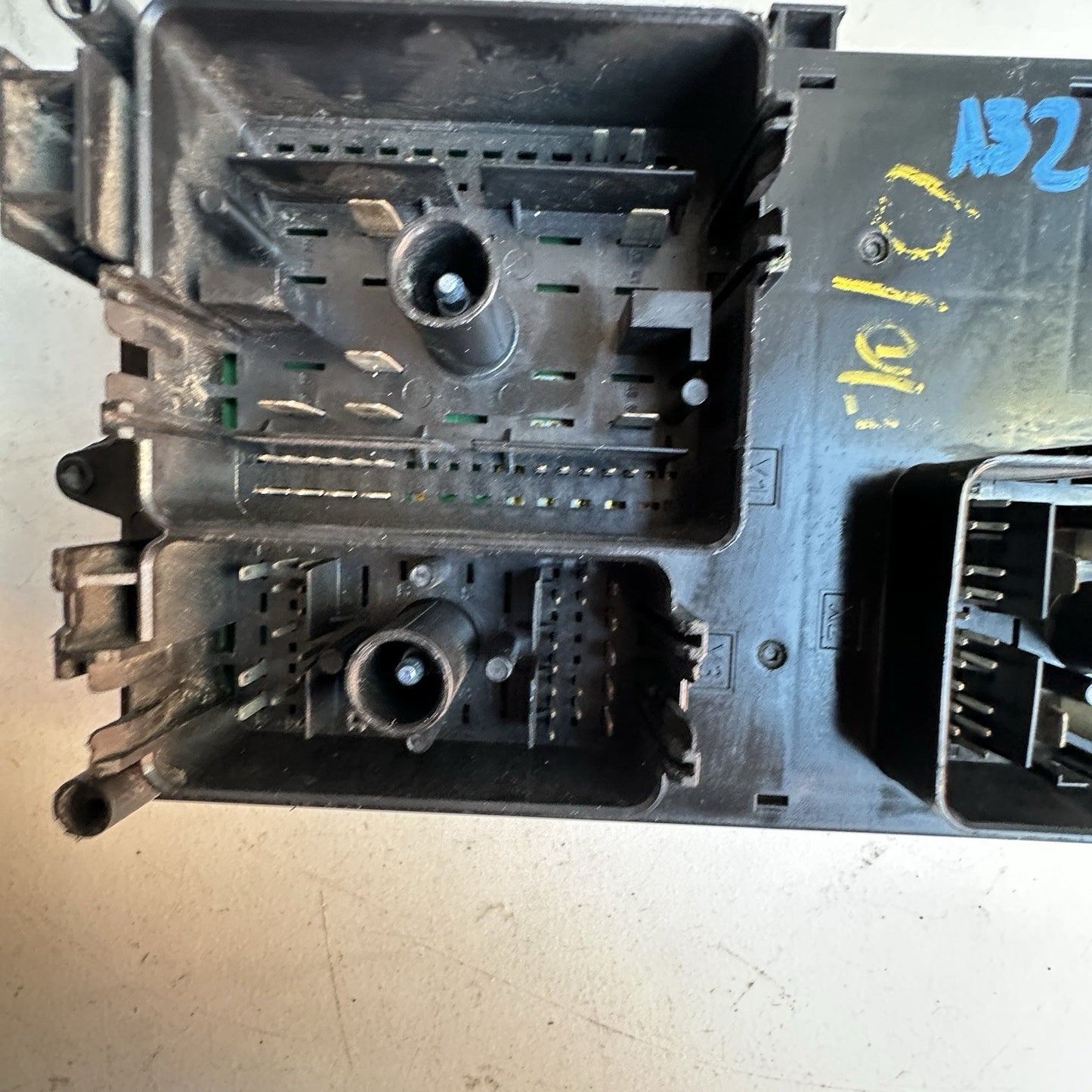 2011-2016 Chevy Cruze Malibu  Engine Relay Fuse Box 812461952