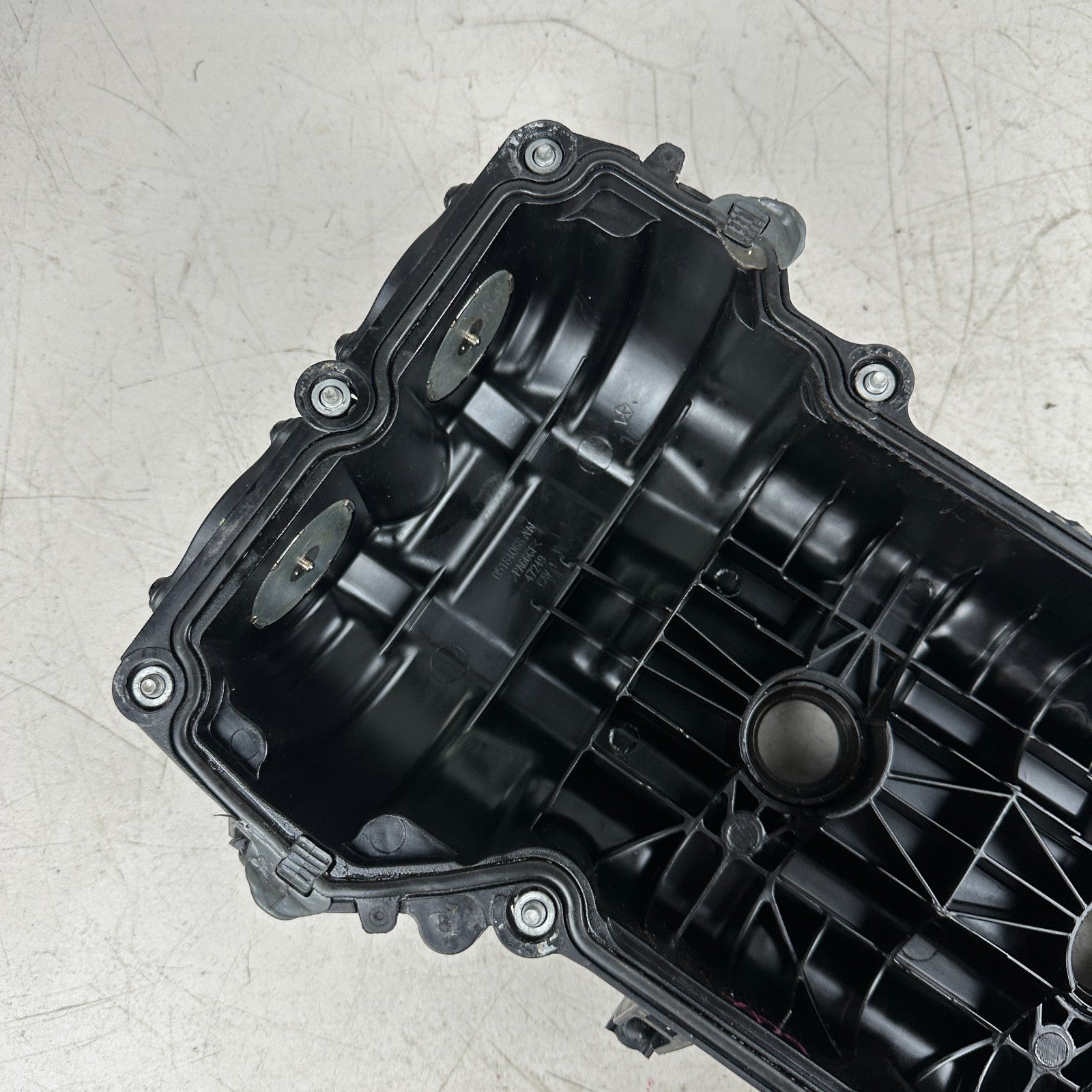 2012-2023 DODGE CHARGER 3.6L V6 RIGHT SIDE ENGINE CYLINDER HEAD VALVE COVER OEM