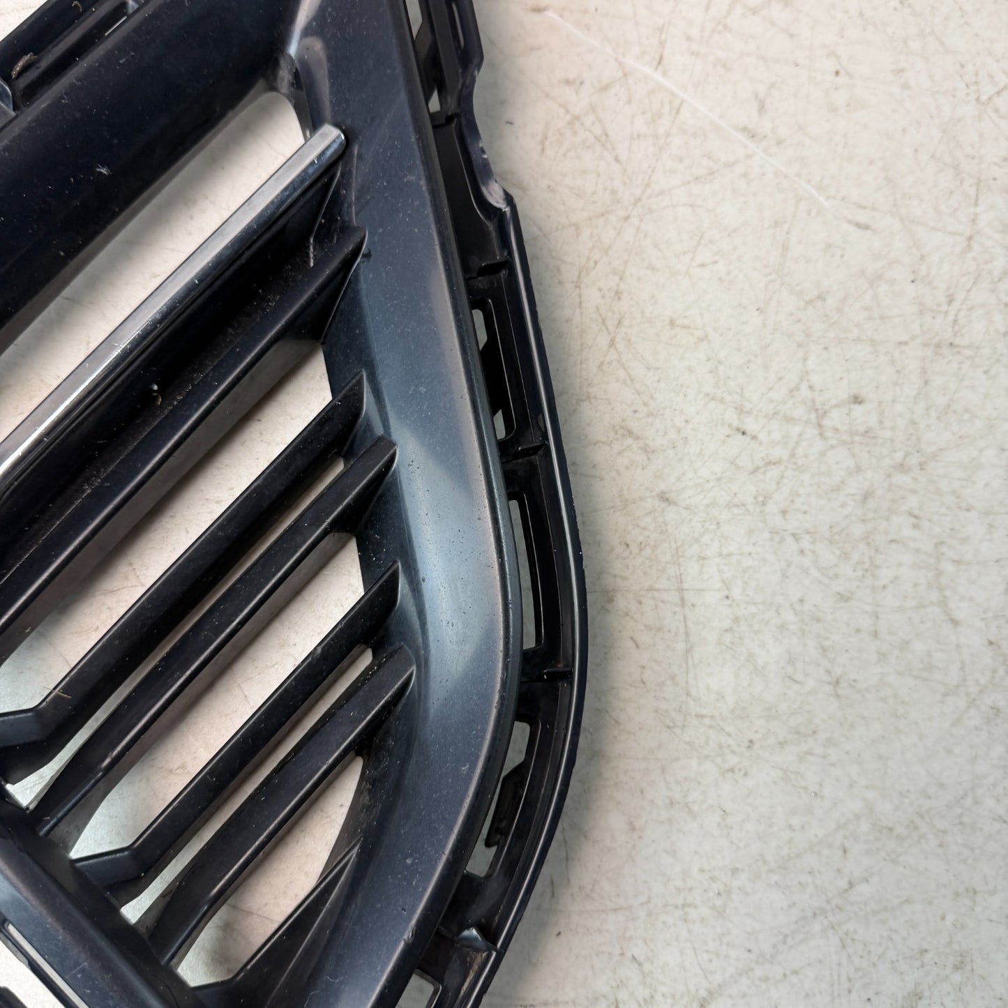 2016-2018 CHEVY CAMARO FRONT RIGHT SIDE BUMPER FOG LIGHT BEZEL COVER 84278551