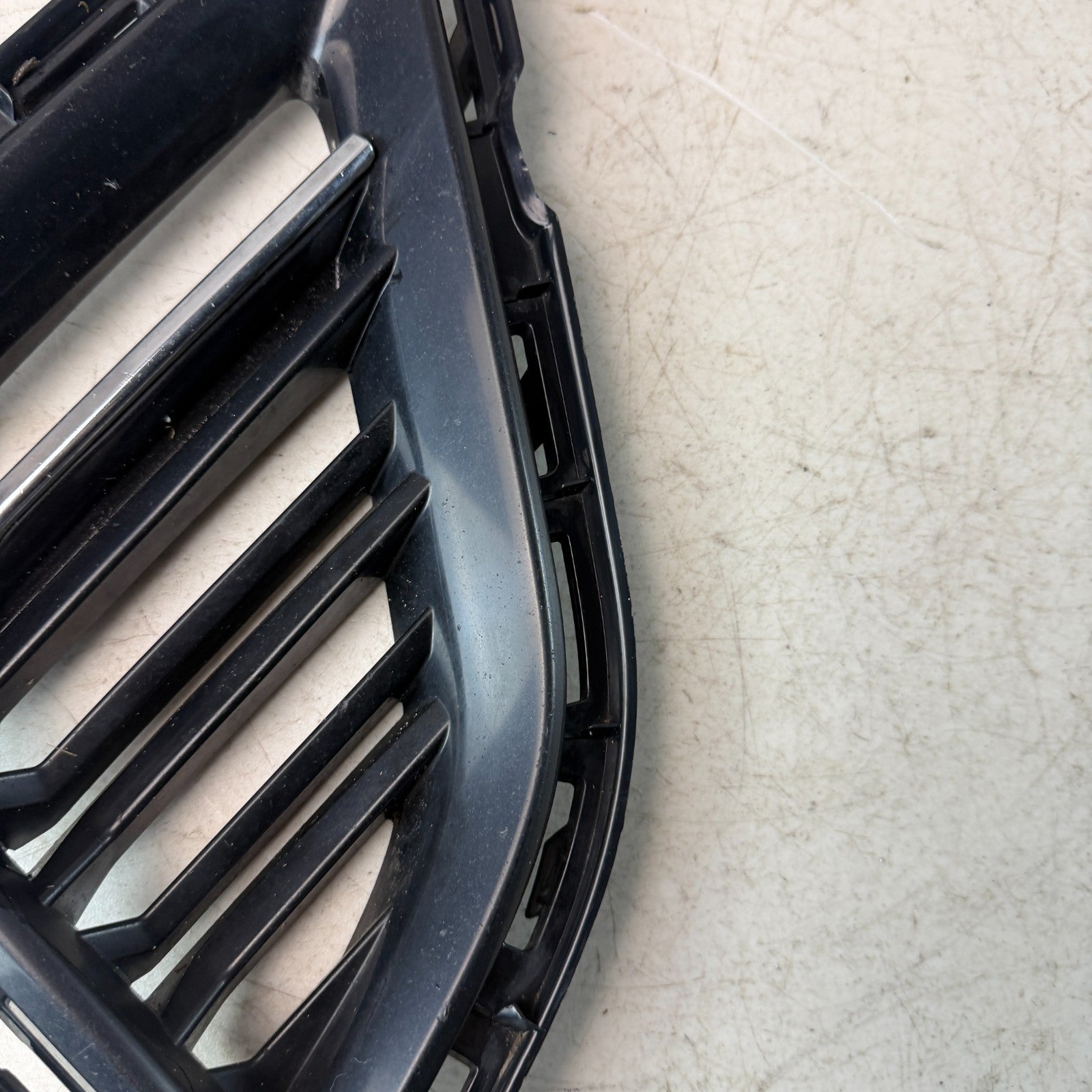 2016-2018 CHEVY CAMARO FRONT RIGHT SIDE BUMPER FOG LIGHT BEZEL COVER 84278551