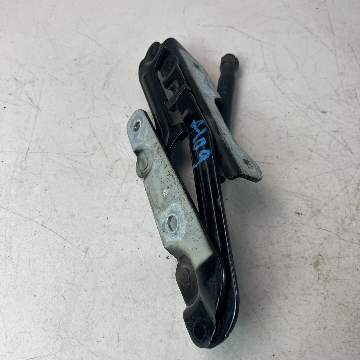 2016-2024 CHEVY CAMARO LEFT SIDE TAILGATE HINGE WITH LIFT SUPPORT 84045963 OEM