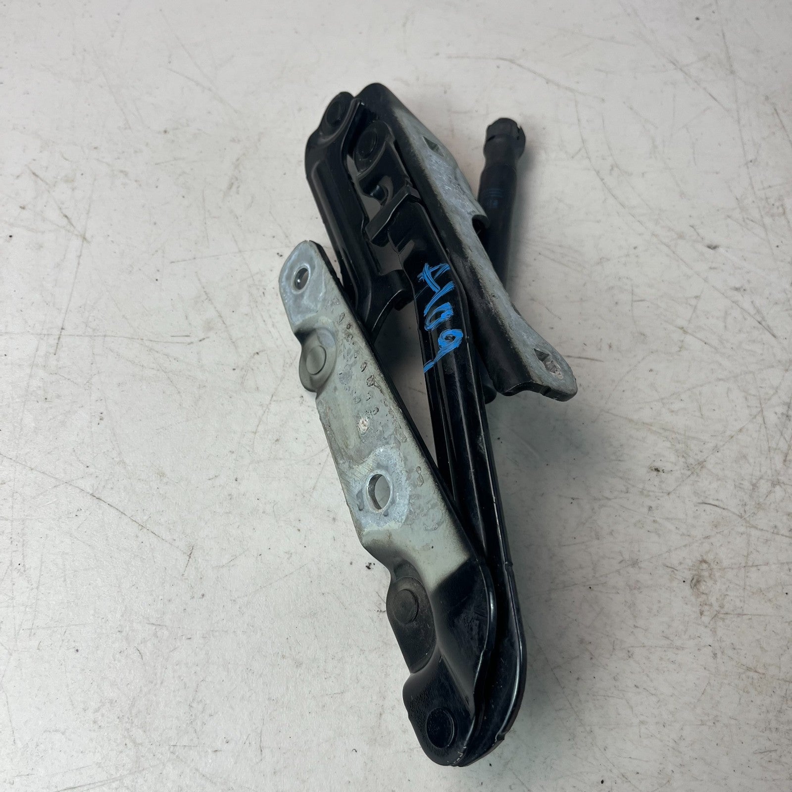 2016-2024 CHEVY CAMARO LEFT SIDE TAILGATE HINGE WITH LIFT SUPPORT 84045963 OEM