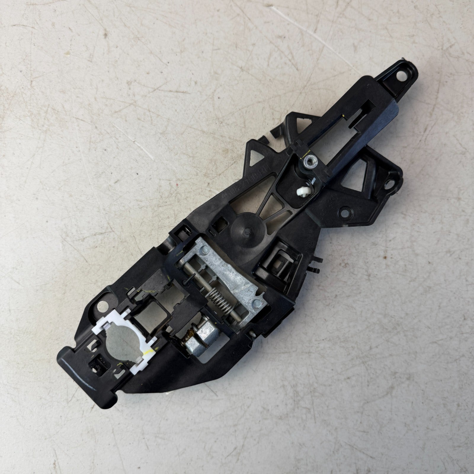 2016-2024 CHEVROLET CAMARO ZL1 FRONT LEFT SIDE EXTERIOR DOOR HANDLE BRACKET OEM