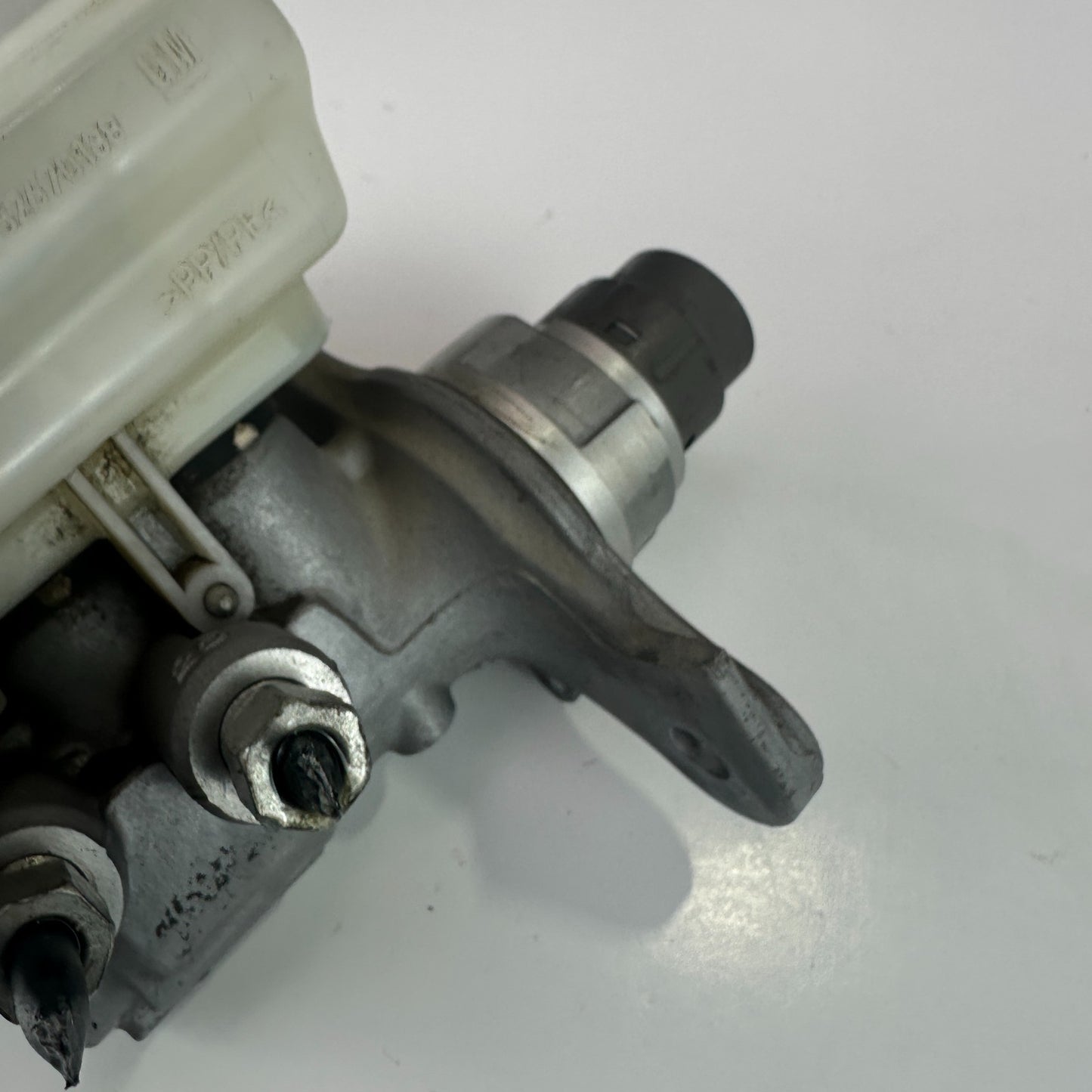 14-19 CHEVROLET CORVETTE C7 BRAKE MASTER CYLINDER W/ RESERVOIR TANK 32670188 OEM