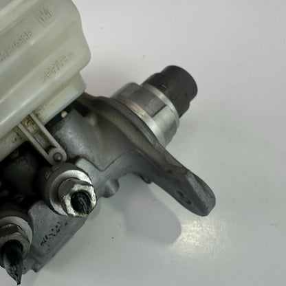 14-19 CHEVROLET CORVETTE C7 BRAKE MASTER CYLINDER W/ RESERVOIR TANK 32670188 OEM