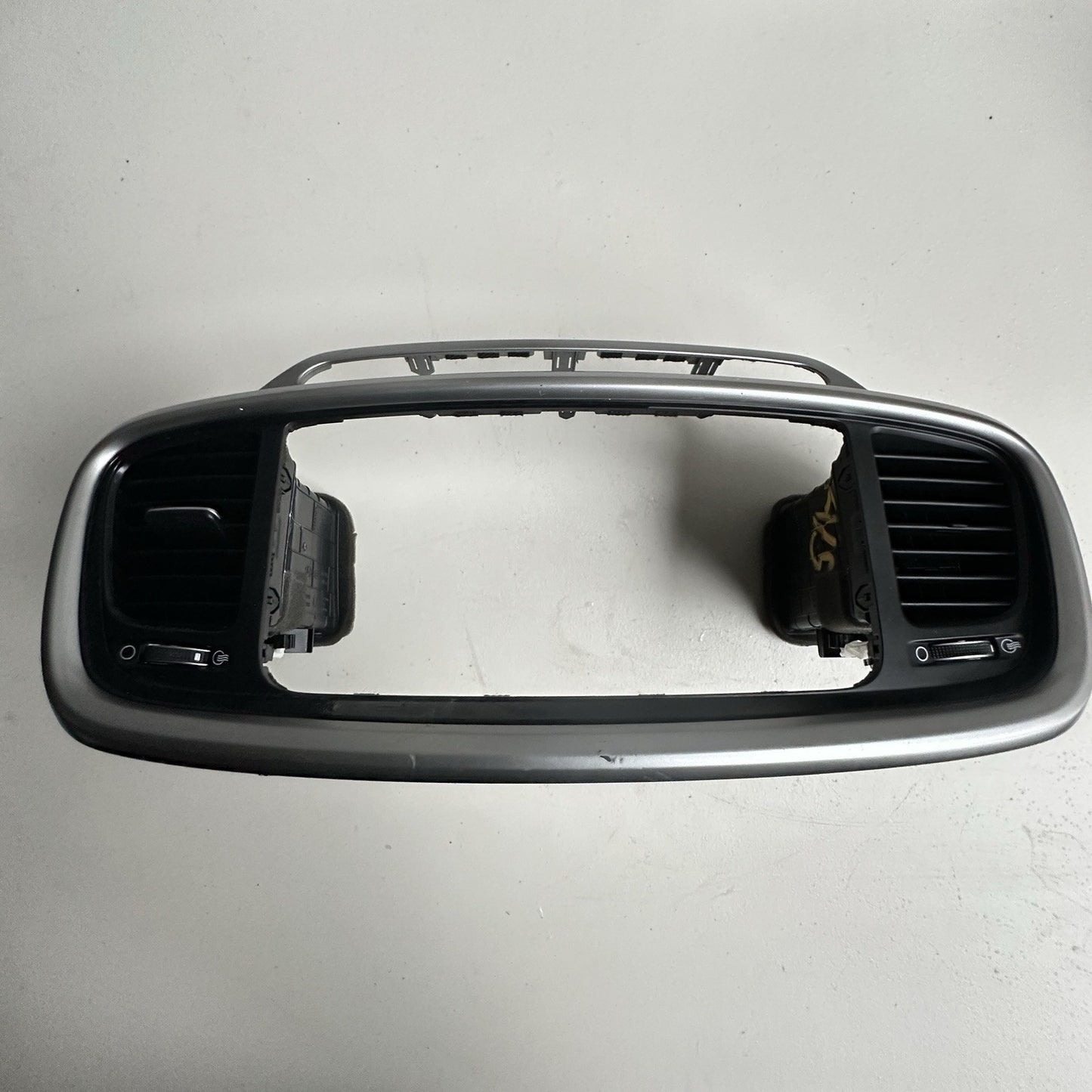 16-18 KIA SORENTO CENTER DASH RADIO SURROUND BEZEL TRIM PANEL Assembly Silver
