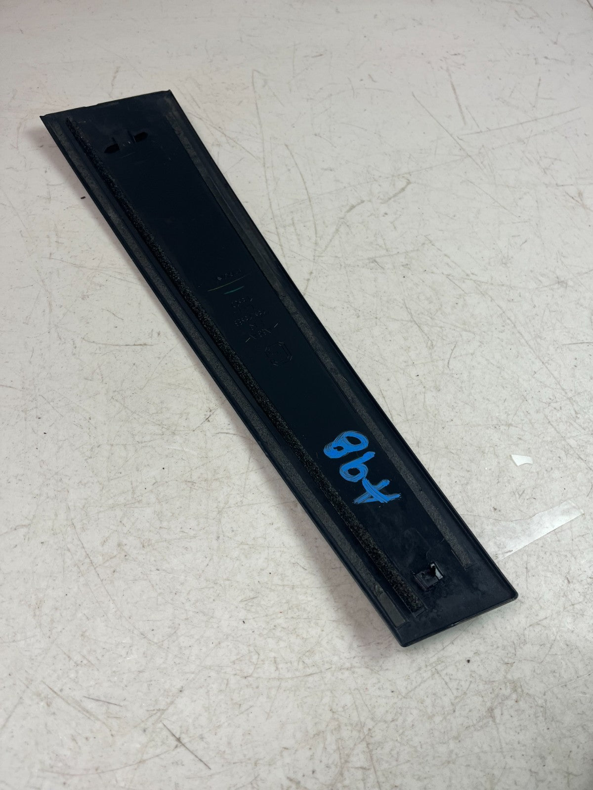 2020-2025 TOYOTA COROLLA FRONT LEFT SIDE DOOR WINDOW GLASS MOLDING TRIM OEM