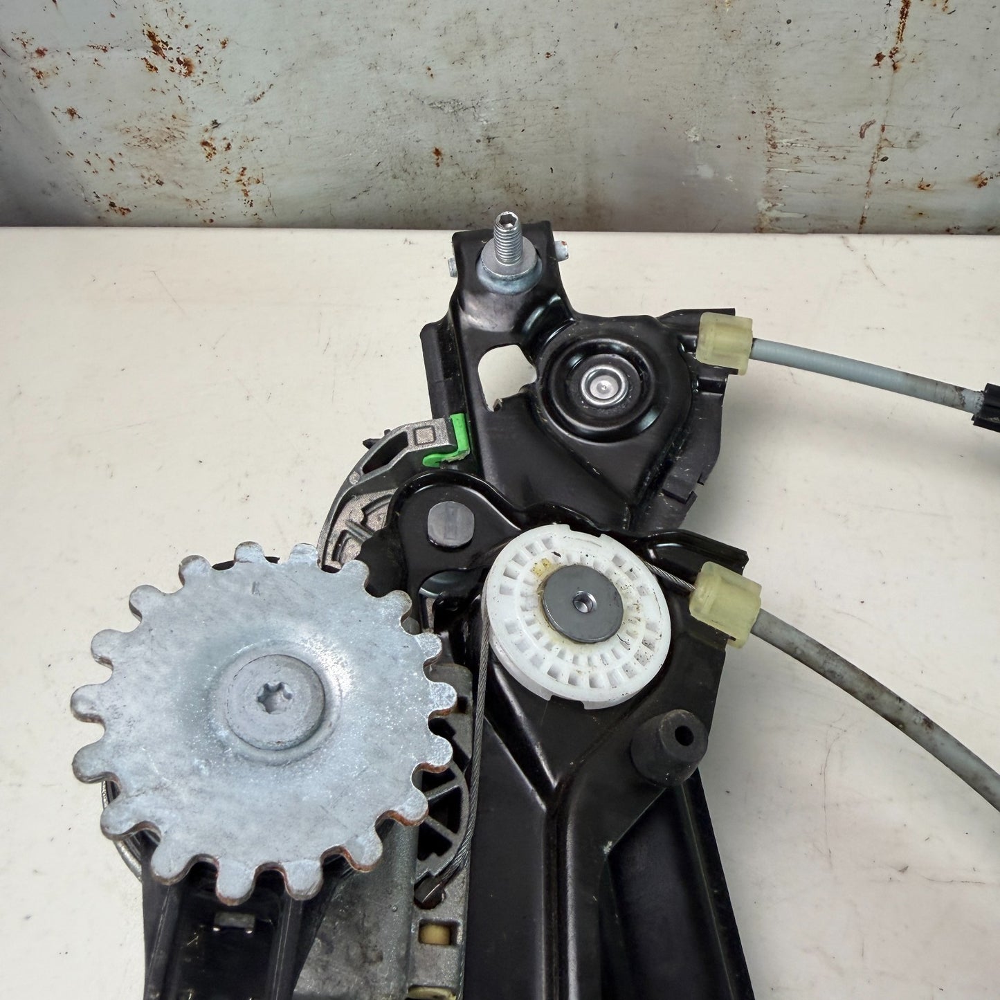 2017-2020 MASERATI LEVANTE FRONT LEFT SIDE DOOR WINDOW REGULATOR MOTOR 670104204