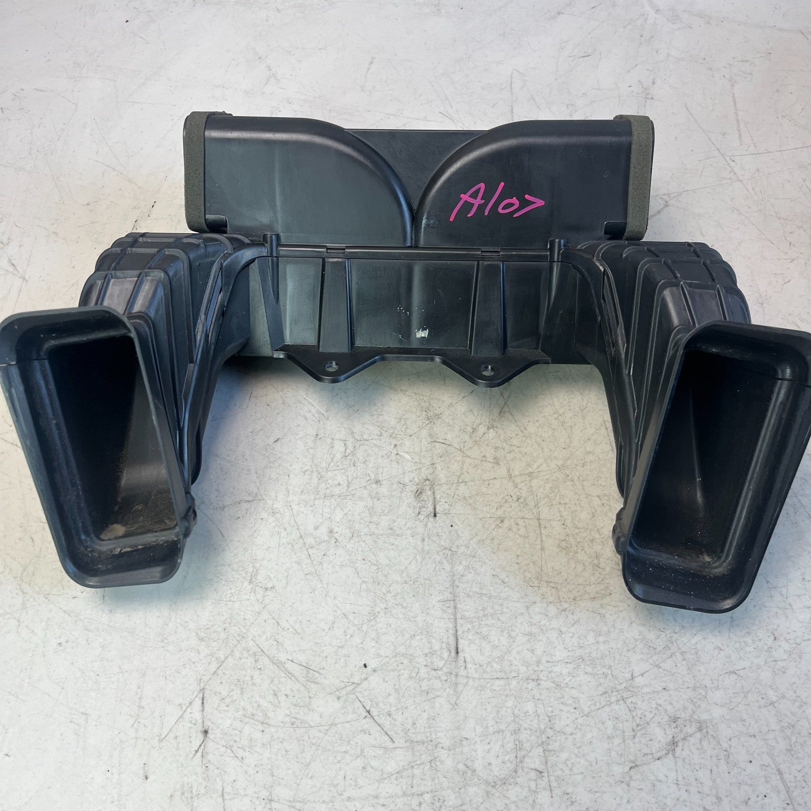 08-15 CADILLAC CTS-V AIR DISTRIBUTION DISTRIBUTOR CENTER DUCT TUBE 25800290 OEM