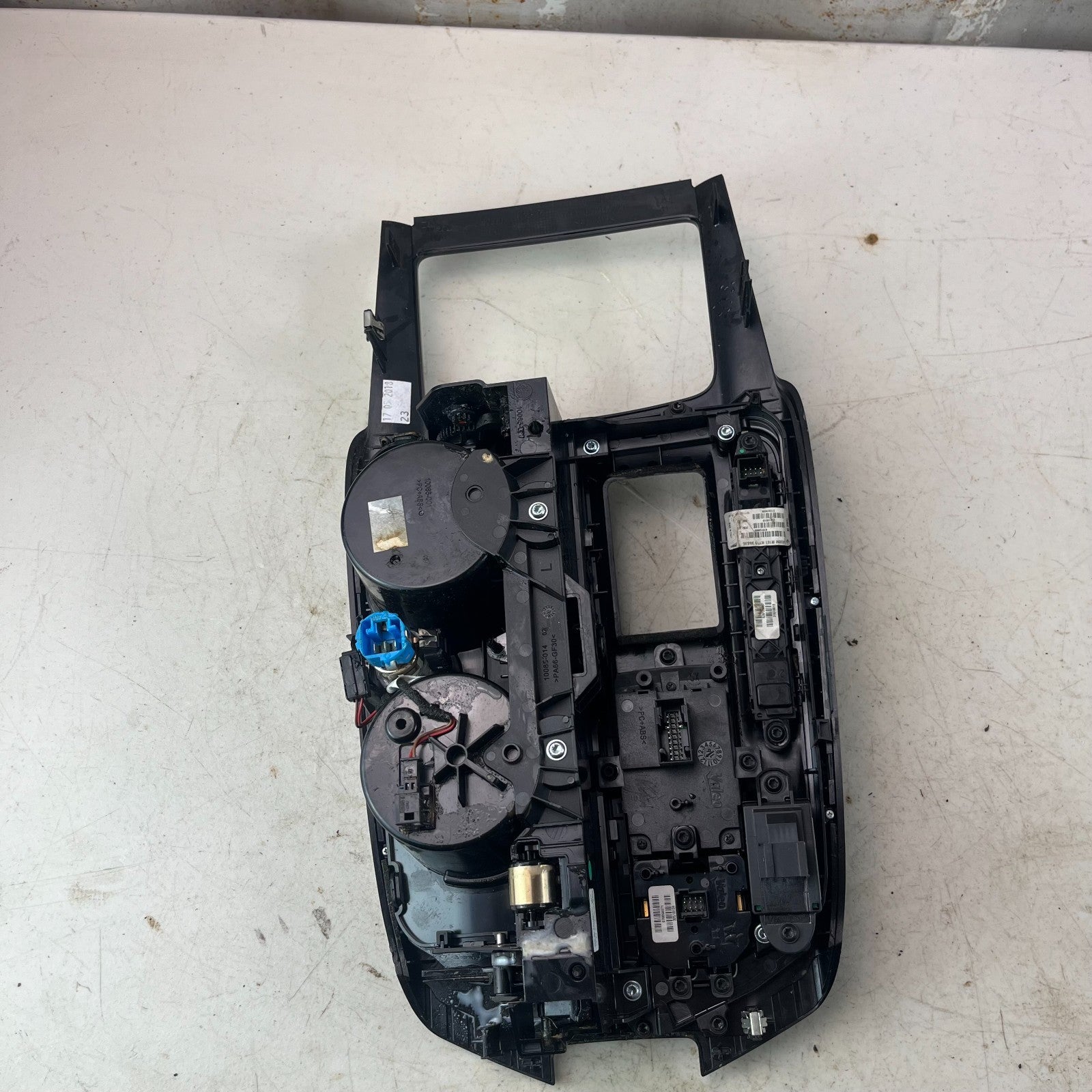 2017-2020 MASERATI LEVANTE GEAR SHIFTER CUP HOLDER PANEL W/ SWITCH 670064671 OEM