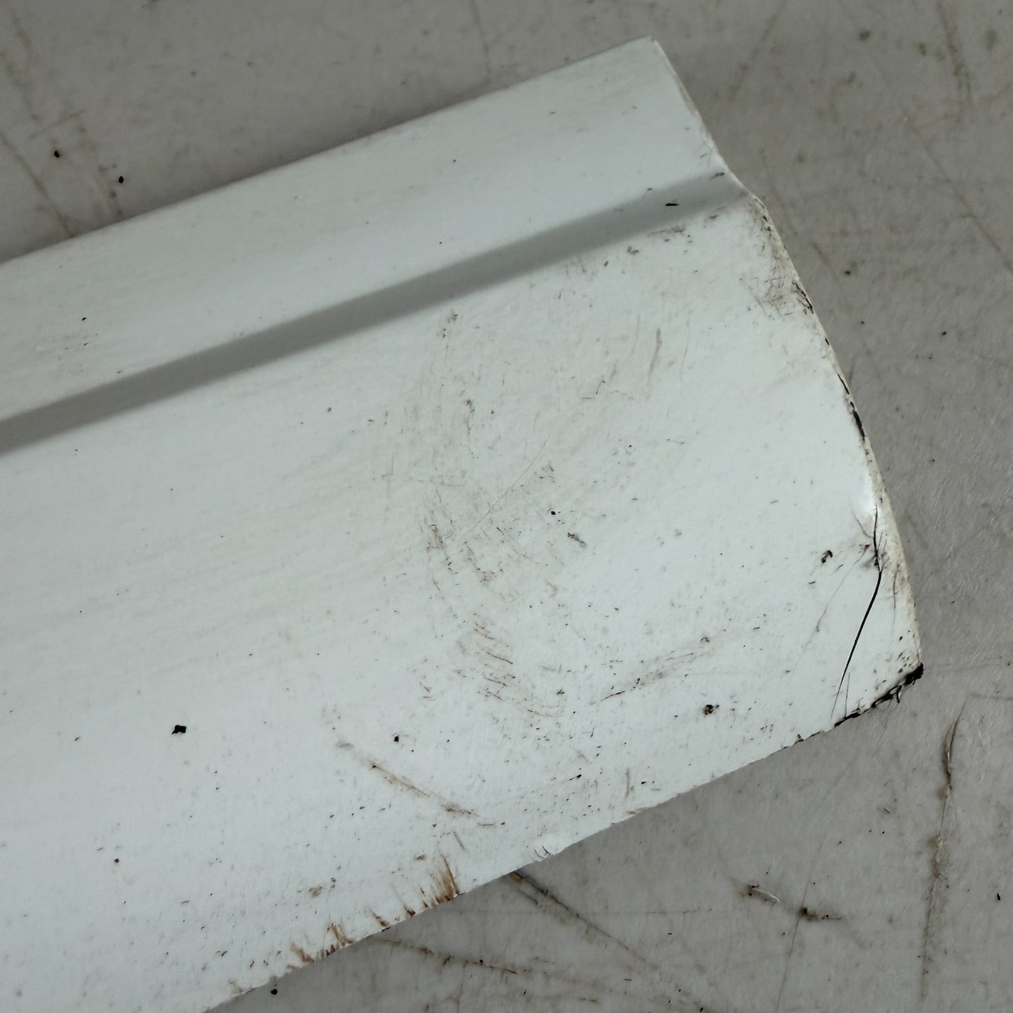 2017-2020 MASERATI LEVANTE FRONT RIGHT EXTERIOR DOOR LOWER MOLDING WHITE OEM