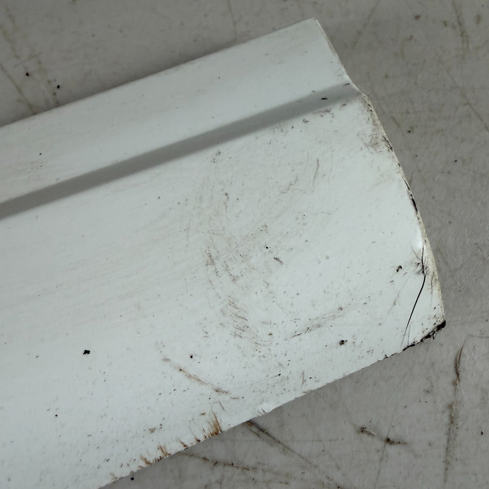 2017-2020 MASERATI LEVANTE FRONT RIGHT EXTERIOR DOOR LOWER MOLDING WHITE OEM