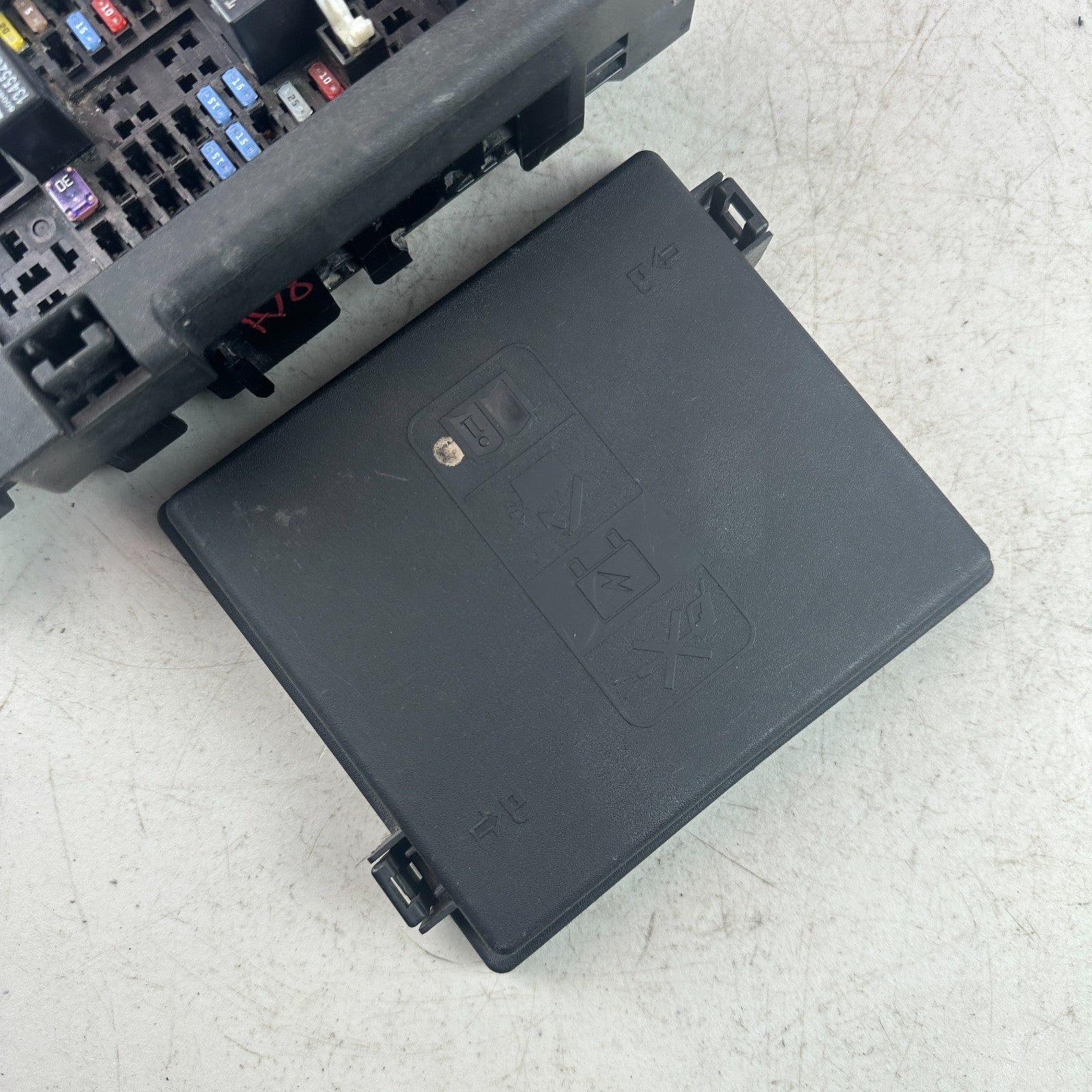 2018 CHEVROLET CAMARO ENGINE COMPARTMENT FUSE BOX RELAY BLOCK 84044721 OEM