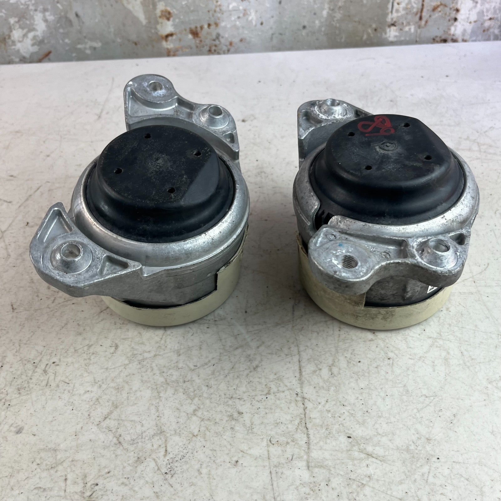 2015-2018 MERCEDES W205 C300 LEFT & RIGHT ENGINE MOUNT BRACKET PAIR A2052400800