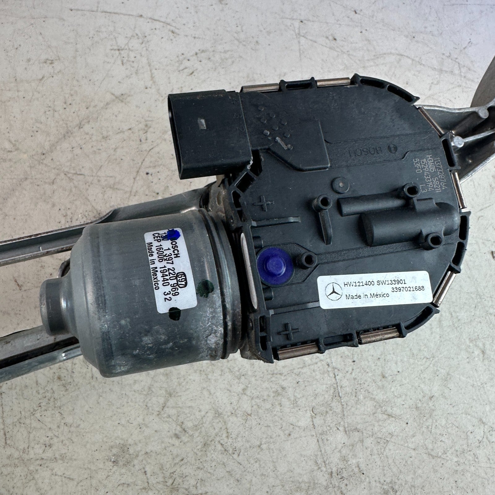 2015-2018 MERCEDES W205 C300 FRONT WINDSHIELD WIPER LINKAGE W/ MOTOR A2058200740