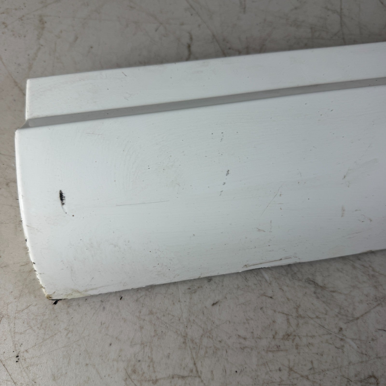 2017-2020 MASERATI LEVANTE FRONT RIGHT EXTERIOR DOOR LOWER MOLDING WHITE OEM
