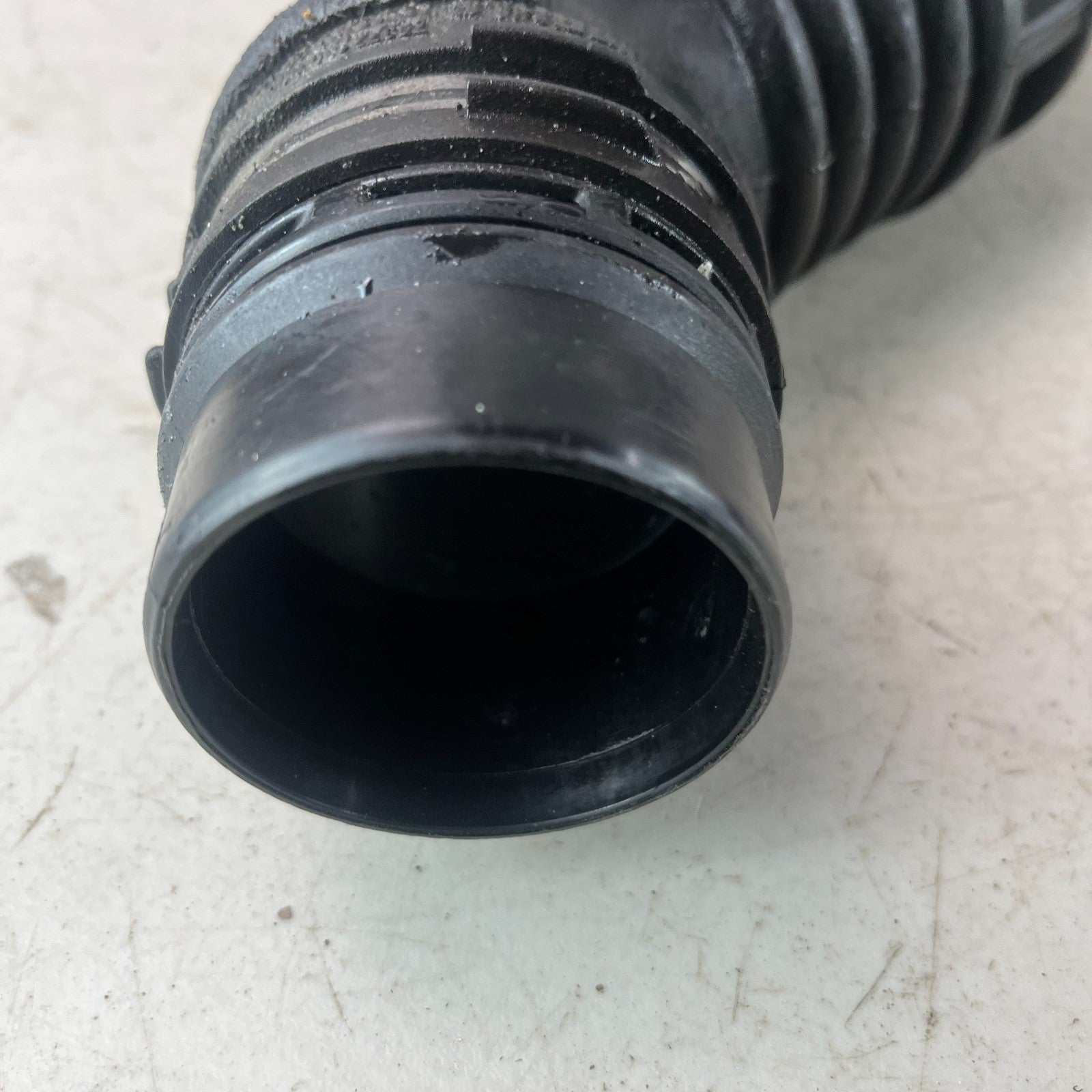 2017-2020 MASERATI LEVANTE LEFT TURBO INTAKE AIR CLEANER HOSE PIPE 670031928 OEM