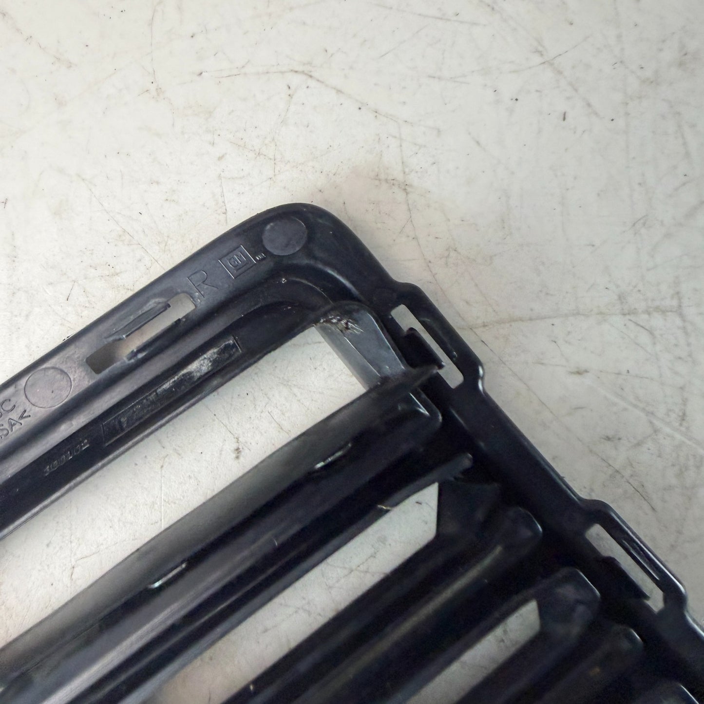 2016-2018 CHEVY CAMARO FRONT RIGHT SIDE BUMPER FOG LIGHT BEZEL COVER 84278551