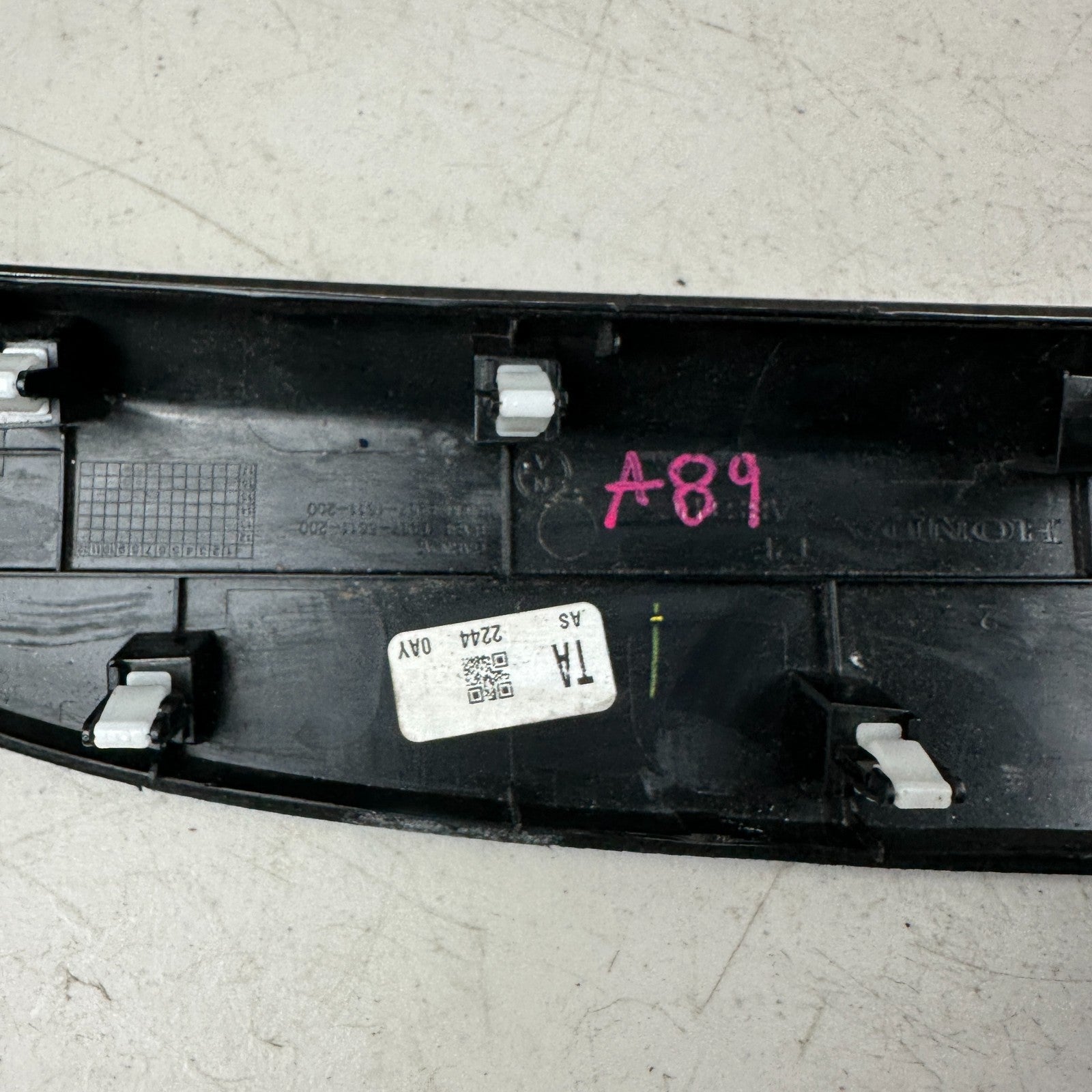 2013 - 2017 HONDA ACCORD FRONT RIGHT DASH AC HEATER AIR VENT PANEL E967-5611-200